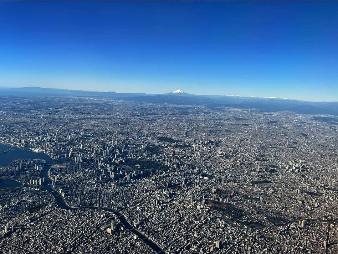 鈴木貴子のインスタグラム：「昨日は沖縄県連さんにお招き頂き、自民党沖縄県連が主催する政治塾にてお話をさせて頂きました。 飛行機の遅延もあり、昨日（土曜日）は珍しく東京 でした。 日曜日の今朝は富士山を眺めながら釧路に帰ってきました😃明日、本会議が入ったので日帰りです😢」