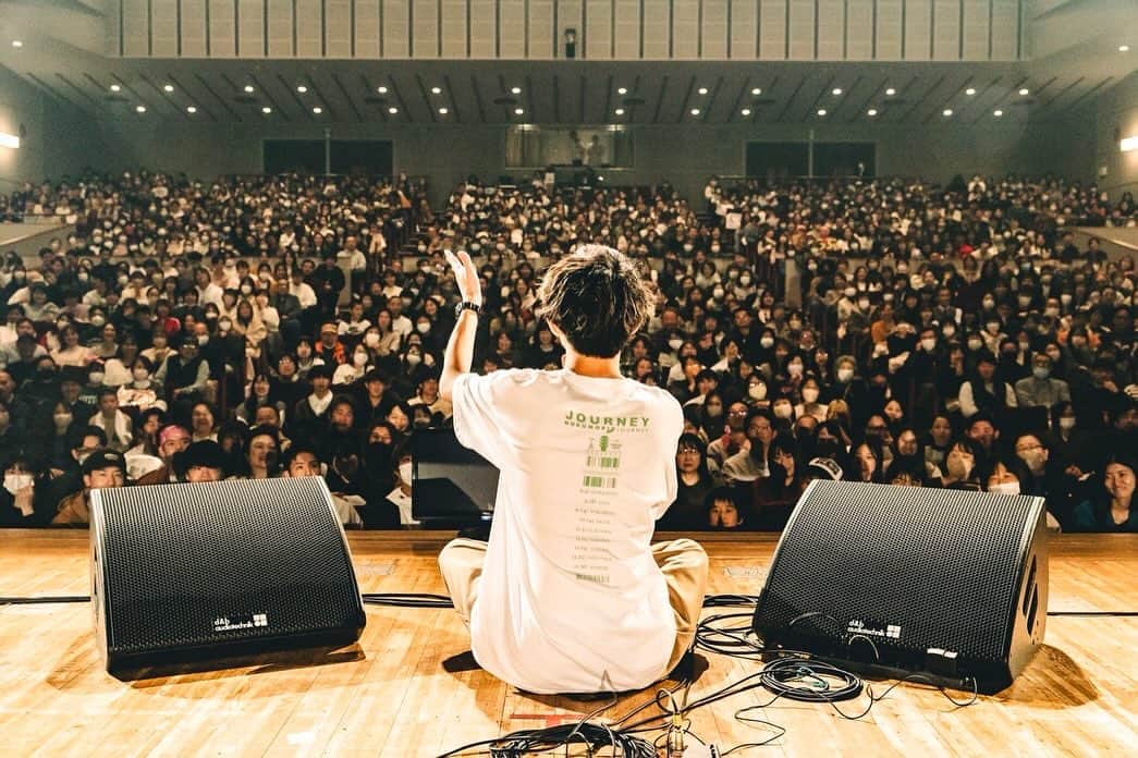 川崎鷹也のインスタグラム：「富山ありがとうね、笑って、泣いて、頷いて、受け取ってくれてありがとう。全部見えてるよ。 #川崎鷹也 #スエヨシリョウタ #富山 #高周波文化ホール #もう独演会やん #座ってトークすな #セミナーか #すえちゃんの写真イケてる #あったかいよね #すっげえ走り回ってたなすえちゃん #長袖で暑そうだった #汗だくだって #そらせやろ #また遊ぼうね #らぶみ」