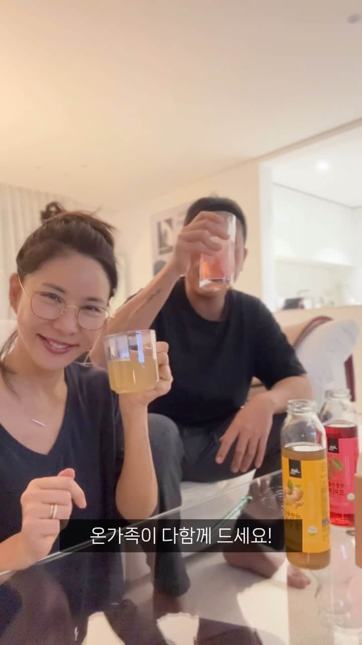 キム・ジュニのインスタグラム：「이번 웰팜종합 기획전의 따끈한 신상! 생강청 그리고 오미자청이 대박이에요🤩  우선 생강청 활용은요!  - 겨울에 목감기 오려할때 생강차를 만들어 마시면 최고! - 우유와 함께 진저라떼를 만들어 보세요! - 탄산수와 함께 진저에이드로도! - 각종 요리에 생강청을 사용해도 좋아요!  그리고 오미자청이 진짜 대박!!  - 탄산수에 넣어 오미자에이드 강추!!! (1:3 비율) - 소주에 섞어 오미자칵테일로! - 따뜻한물에 오미자차로 - 요거트 위에 토핑으로 뿌려 새콤달콤하게!  이번 웰팜 종합전 최대할인율은 놓치지 마시고 꼭 쟁이세요!! 미리보기 열려있고 내일 월요일 오픈입니다!!  [자연원 뱅쇼] - 뱅쇼100ml x 20포 : 23,900(40%) (정상가40,000) - 뱅쇼100ml x 60포 : 64,900(46%) (정상가120,000)  [자연원 찬기운 들때 먹는 도라지배즙] - 도라지배즙100ml x 30포 : 39,800(22%) (정상가51,000) - 도라지배즙100ml x 90포 : 99,000(35%) (정상가153,000)  [호재준 ABC주스] - ABC주스100ml(30포입) 1박스 : 31,900(44%) (정상가57,000) - ABC주스100ml(30포입 )3박스 : 80,900(53%) (정상가171,000)  [신호등주스] - 신호등주스100ml x 60포 : 69,900(61%) (정상가180,000) - 신호등주스100ml x 120포 : 119,000(67%) (정상가360,000)  [호재준 자연숙성 생강청] - 생강청325ml x 2병 : 14,900(16%) (정상가17,800) - 생강청325ml x 5병 : 31,900(28%) (정상가44,500)  [호재준 전통추출방식 오미자청] - 오미자청325ml x 2병 : 14,900(16%) (정상가17,800) - 오미자청325ml x 5병 : 31,900(28%) (정상가44,500)  내일 월요일 오전 11시 오픈! 에바주니에 미리보기 열려있어요!!」