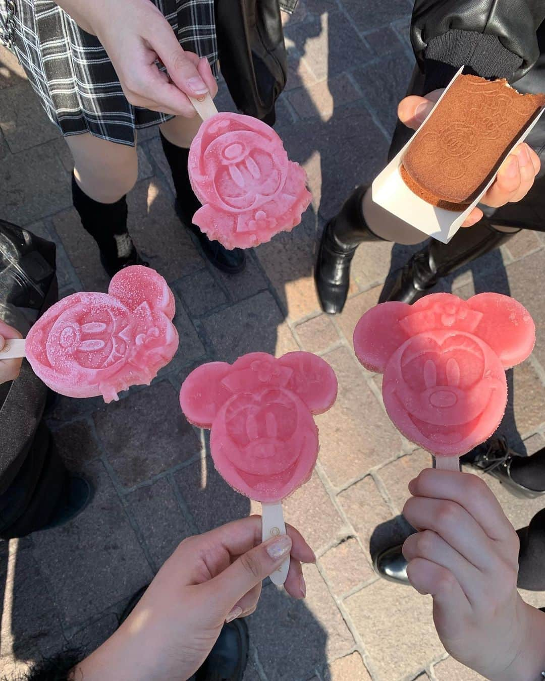 佐藤楓恋のインスタグラム：「🏰⋆｡˚✩ 行った日暑かったからみんなで食べたの ! 美味しかった💞 みんな食べかけアイスで可愛い笑   #ディズニー  #ディズニーランド  #ディズニー写真部  #disney  #disneyworld  #disneygram  #disneyland  #アイス  #ディズニーグルメ  #グルメ #jk #sjk #高校生 #高2 #タレント #モデル #佐藤楓恋 #fyp #06」