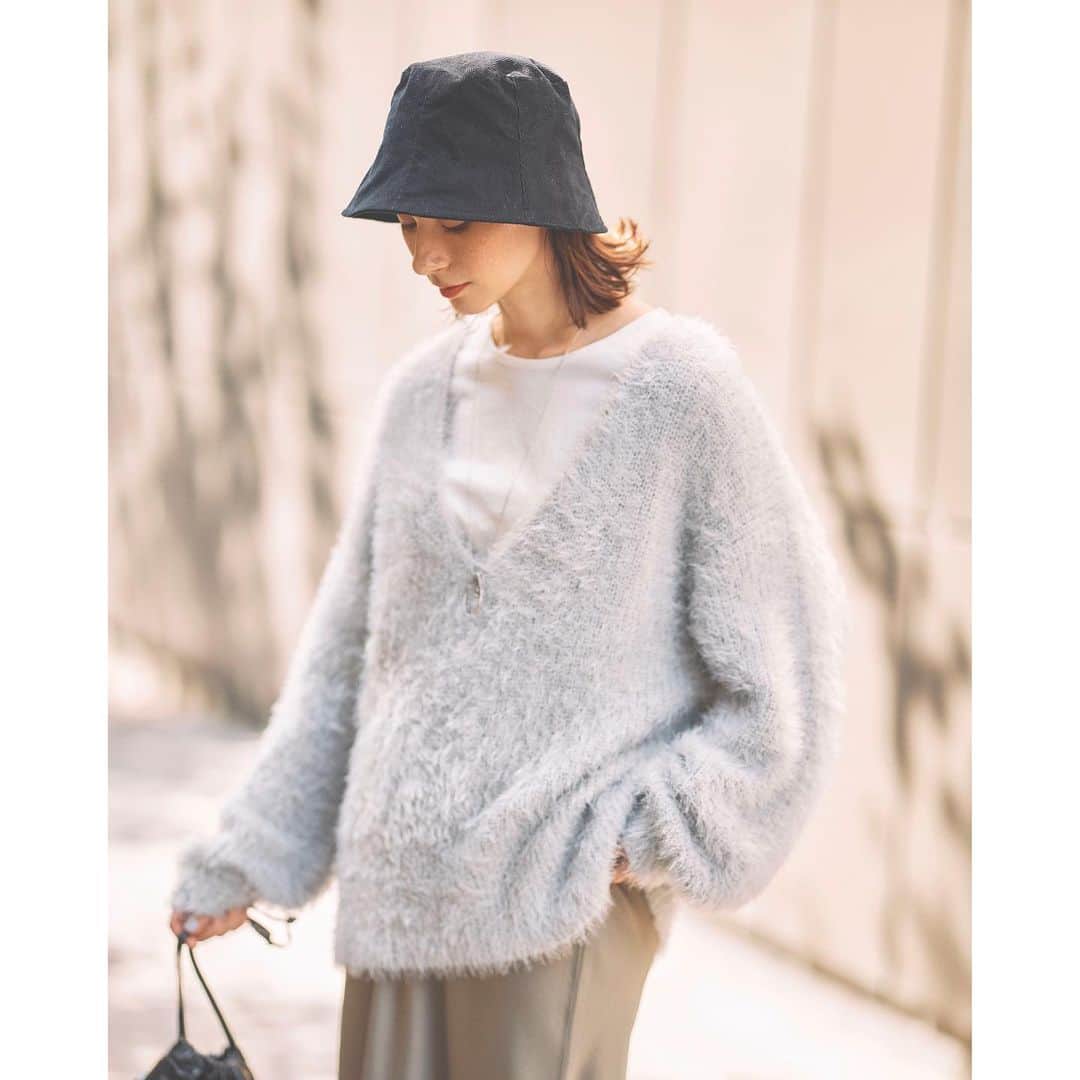 レプシィムさんのインスタグラム写真 - (レプシィムInstagram)「. JOYFUL KNIT いよいよ冬本番。 季節をさらに楽しめるニットが登場。 カラーミックス、シャギー、ビタミンカラーetc、 表情豊かで着るだけで Happyな気分になれるニットに注目です。 ゆるっとしたシルエットで “頑張らなくてもおしゃれ”が叶います。  タグ🏷️またはプロフィールURLから アイテムをcheckしていただけます ▶︎ @lepsim_official   #LEPSIM #レプシィム #コーデ #ママコーデ #今日のコーデ #大人コーデ #シンプルコーデ #大人カジュアル #ママファッション #きれいめカジュアル #カジュアルコーデ #カジュアル #シンプルコーデ #シンプル #おでかけコーデ #スカートコーデ #冬コーデ #冬服 #冬服コーデ #ニット #ニットコーデ」11月19日 20時13分 - lepsim_official