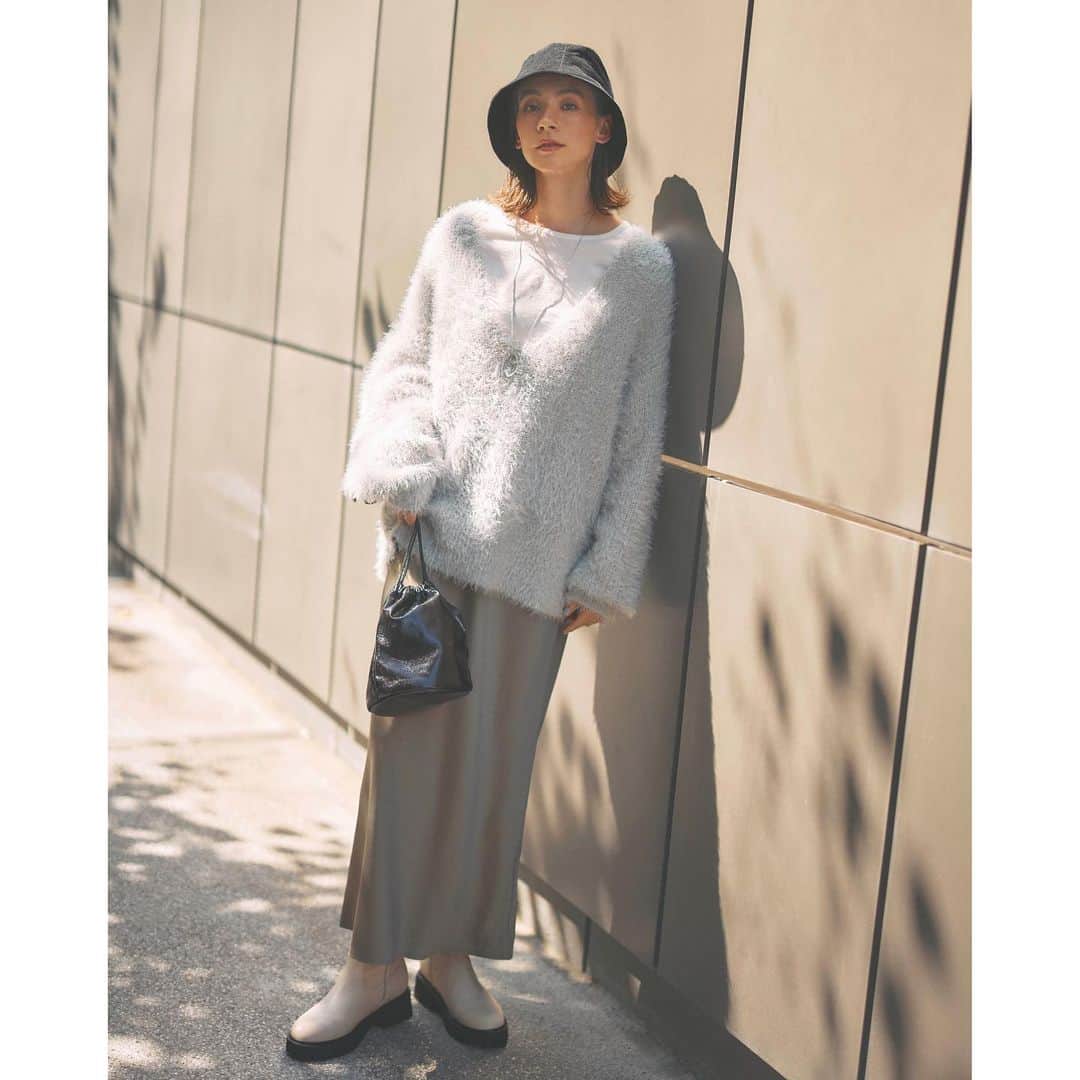 レプシィムさんのインスタグラム写真 - (レプシィムInstagram)「. JOYFUL KNIT いよいよ冬本番。 季節をさらに楽しめるニットが登場。 カラーミックス、シャギー、ビタミンカラーetc、 表情豊かで着るだけで Happyな気分になれるニットに注目です。 ゆるっとしたシルエットで “頑張らなくてもおしゃれ”が叶います。  タグ🏷️またはプロフィールURLから アイテムをcheckしていただけます ▶︎ @lepsim_official   #LEPSIM #レプシィム #コーデ #ママコーデ #今日のコーデ #大人コーデ #シンプルコーデ #大人カジュアル #ママファッション #きれいめカジュアル #カジュアルコーデ #カジュアル #シンプルコーデ #シンプル #おでかけコーデ #スカートコーデ #冬コーデ #冬服 #冬服コーデ #ニット #ニットコーデ」11月19日 20時13分 - lepsim_official