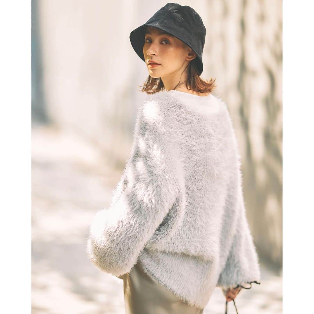レプシィムさんのインスタグラム写真 - (レプシィムInstagram)「. JOYFUL KNIT いよいよ冬本番。 季節をさらに楽しめるニットが登場。 カラーミックス、シャギー、ビタミンカラーetc、 表情豊かで着るだけで Happyな気分になれるニットに注目です。 ゆるっとしたシルエットで “頑張らなくてもおしゃれ”が叶います。  タグ🏷️またはプロフィールURLから アイテムをcheckしていただけます ▶︎ @lepsim_official   #LEPSIM #レプシィム #コーデ #ママコーデ #今日のコーデ #大人コーデ #シンプルコーデ #大人カジュアル #ママファッション #きれいめカジュアル #カジュアルコーデ #カジュアル #シンプルコーデ #シンプル #おでかけコーデ #スカートコーデ #冬コーデ #冬服 #冬服コーデ #ニット #ニットコーデ」11月19日 20時13分 - lepsim_official