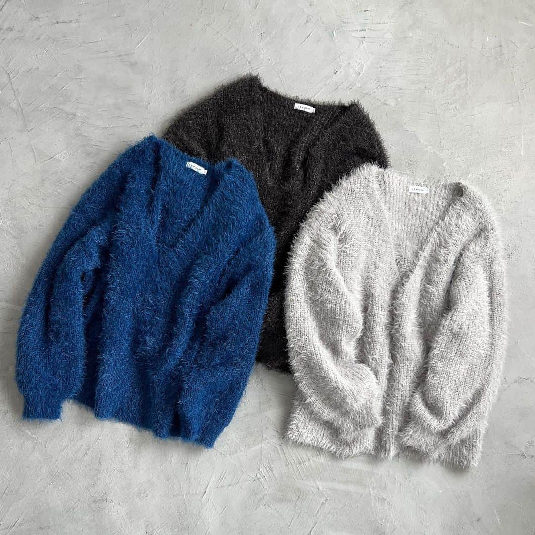 レプシィムさんのインスタグラム写真 - (レプシィムInstagram)「. JOYFUL KNIT いよいよ冬本番。 季節をさらに楽しめるニットが登場。 カラーミックス、シャギー、ビタミンカラーetc、 表情豊かで着るだけで Happyな気分になれるニットに注目です。 ゆるっとしたシルエットで “頑張らなくてもおしゃれ”が叶います。  タグ🏷️またはプロフィールURLから アイテムをcheckしていただけます ▶︎ @lepsim_official   #LEPSIM #レプシィム #コーデ #ママコーデ #今日のコーデ #大人コーデ #シンプルコーデ #大人カジュアル #ママファッション #きれいめカジュアル #カジュアルコーデ #カジュアル #シンプルコーデ #シンプル #おでかけコーデ #スカートコーデ #冬コーデ #冬服 #冬服コーデ #ニット #ニットコーデ」11月19日 20時13分 - lepsim_official