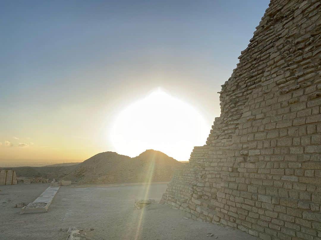 青山有紀さんのインスタグラム写真 - (青山有紀Instagram)「ピラミッドから拝んだ朝日🌅なんか桃みたい🍑✨ 最古の階段式ピラミッド、なんとなんと、こちらも貸切にして下さり、地下に潜らせていただきました🙏✨ ここからギザ三大ピラミッドまでの約36キロ、地下都市でずーっと繋がってるとは！ ピラミッドはお墓ではなく宇宙とアクセスする中心地？アトランティスのエネルギー記憶装置？水が太古の記憶を守っている？などなど、皆さんはどう思いますか😊 ピラミッド内部の重要な部分は紅花崗岩で作られていて、この石は姉のために私が墓石に選んだ石なのでここピラミッドの地下で出会えて、ただただ感動で震えていました✨しかも命日当日に✨ ここから800キロも先のアスワンという街から紅花崗岩はどうやって運ばれたのだろう。 地下の壁には塩がぎっしりだったので海だったのかな。」11月19日 20時14分 - yukiaoya