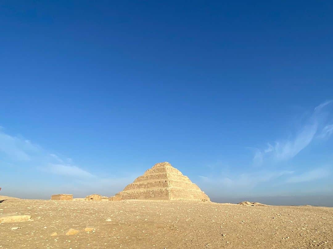 青山有紀さんのインスタグラム写真 - (青山有紀Instagram)「ピラミッドから拝んだ朝日🌅なんか桃みたい🍑✨ 最古の階段式ピラミッド、なんとなんと、こちらも貸切にして下さり、地下に潜らせていただきました🙏✨ ここからギザ三大ピラミッドまでの約36キロ、地下都市でずーっと繋がってるとは！ ピラミッドはお墓ではなく宇宙とアクセスする中心地？アトランティスのエネルギー記憶装置？水が太古の記憶を守っている？などなど、皆さんはどう思いますか😊 ピラミッド内部の重要な部分は紅花崗岩で作られていて、この石は姉のために私が墓石に選んだ石なのでここピラミッドの地下で出会えて、ただただ感動で震えていました✨しかも命日当日に✨ ここから800キロも先のアスワンという街から紅花崗岩はどうやって運ばれたのだろう。 地下の壁には塩がぎっしりだったので海だったのかな。」11月19日 20時14分 - yukiaoya