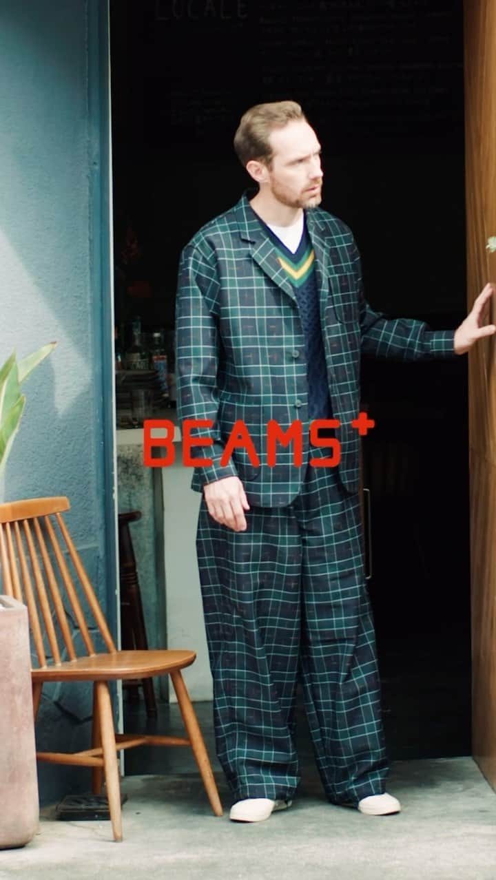 のインスタグラム：「… 『the season’s must and hidden style』  〈BEAMS PLUS〉が今シーズンおすすめするアイテム群を使ったLOOKコンテンツ。 シーズンLOOKの36体だけでは、表現し切れないアイテムも登場。今シーズンの注目アイテムを使いながら、新たにストーリーを吹き込み、コーディネートを作り込みました。 今回のテーマは、『SET-UP STYLE』。  経糸にニュージーランドウール、緯糸に再生ポリエステルを使用して織り上げた、BEAMS PLUSのオリジナル タータンチェック。絣染めを施したカラフルな糸を織り込むことで、クラシックな柄・色使いも、ポップな印象に。シャツジャケットのようなEasyな着心地が人気のカフジャケットと、ミリタリーモチーフのスリーピングパンツでリラックス感のあるセットアップスタイルです。  ———————————————  The season we've been looking forward to for fall fashion has arrived. We're introducing the items you want to wear now, adding new stories and presenting coordinated outfits. The theme this time is "SET-UP STYLE”.  〈BEAMS PLUS〉 Original tartan check is woven using New Zealand wool for the warp and recycled polyester for the weft. By weaving in colorful yarn dyed in a kasuri pattern, the classic pattern and coloring gives a pop impression. The cuff jacket, popular for its shirt-jacket-like comfort, and military motif sleeping pants create a relaxed set-up style.  Jacket : 4B Cuffs Jacket Wool PE Check Vest : Cricket Vest Patchwork Like Pants : MIL Easy Pants Wool PE Check  @beams_plus @beams_plus_harajuku @beams_plus_marunouchi #beamsplus」