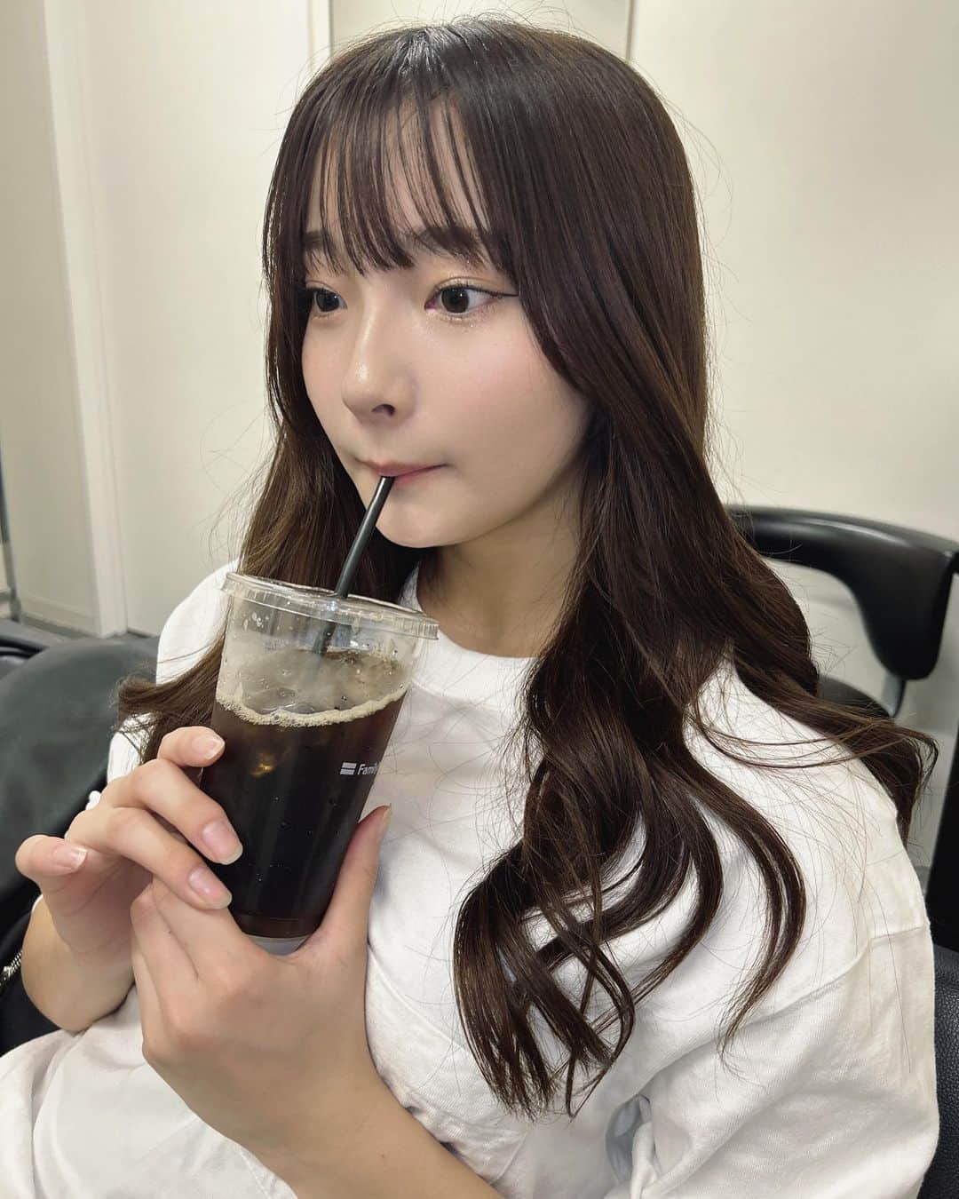 里仲菜月のインスタグラム：「もうホットの季節だよね☕️」
