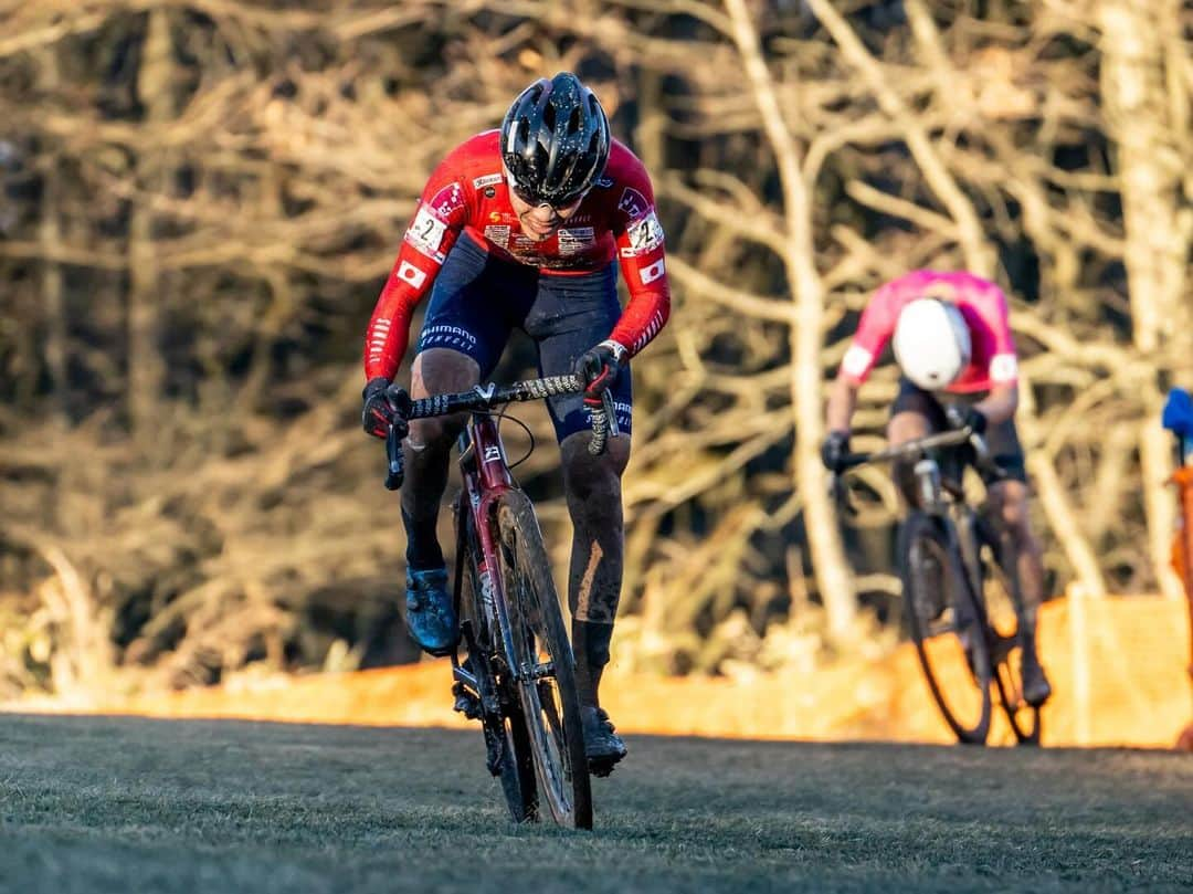 沢田時のインスタグラム：「野辺山Day2も2位。  昨日は落車、今日はメカトラを起こし悔しいですがシクロクロスではこれも実力。聖も伸元もとても強かった。 1番起こしてはならないトラブルを初戦で２つ経験したことはこれからの走りに繋がるはず。特に今日のファイナルラップは良い走りができました。  応援、サポートをありがとうございました✨  📸 @alljapan1990   #nobeyamacx #宇都宮ブリッツェン #宇都宮ブリッツェンシクロクロスチーム」