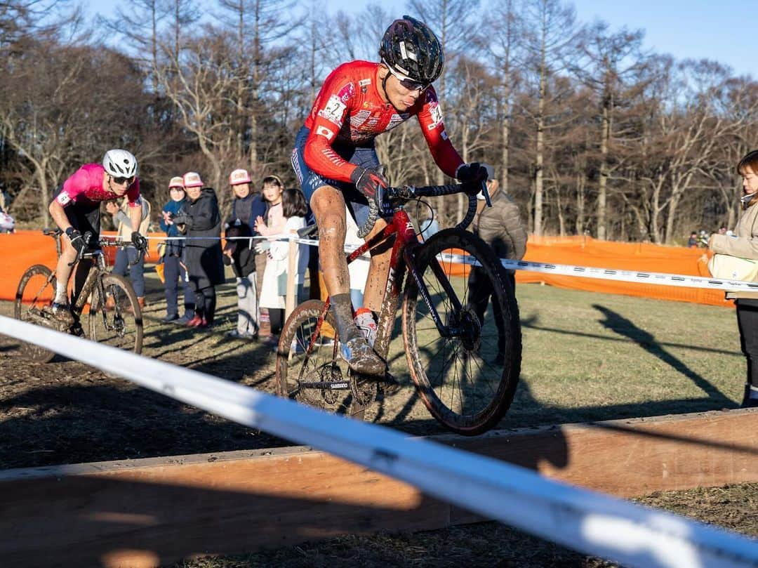 沢田時さんのインスタグラム写真 - (沢田時Instagram)「野辺山Day2も2位。  昨日は落車、今日はメカトラを起こし悔しいですがシクロクロスではこれも実力。聖も伸元もとても強かった。 1番起こしてはならないトラブルを初戦で２つ経験したことはこれからの走りに繋がるはず。特に今日のファイナルラップは良い走りができました。  応援、サポートをありがとうございました✨  📸 @alljapan1990   #nobeyamacx #宇都宮ブリッツェン #宇都宮ブリッツェンシクロクロスチーム」11月19日 20時16分 - toki_sawada