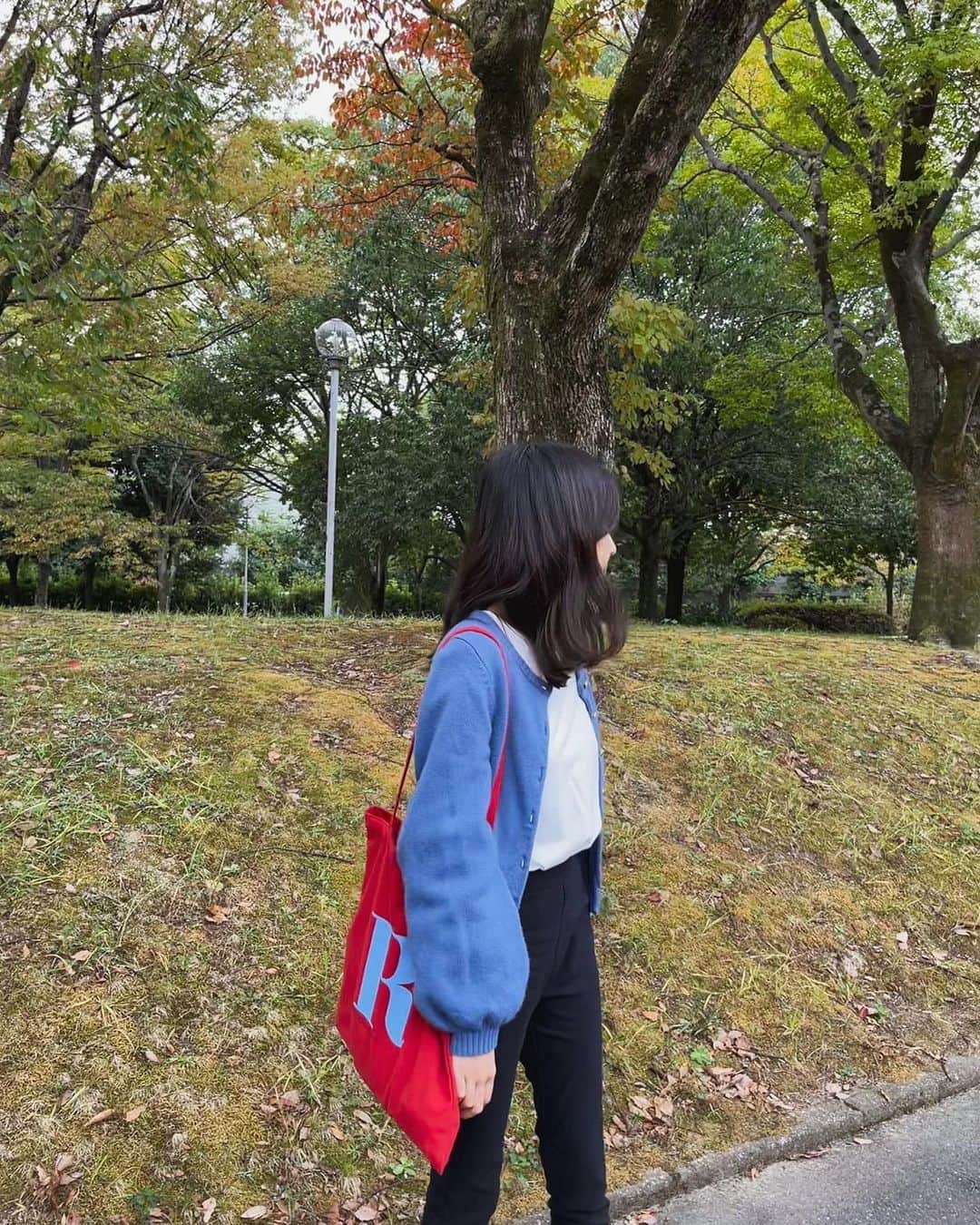 林萌々香さんのインスタグラム写真 - (林萌々香Instagram)「赤にブルーロゴって可愛いと思ったトート🍎 意外なところにポッケがあるのもポイントなの😙」11月19日 20時27分 - momoka_hayashi