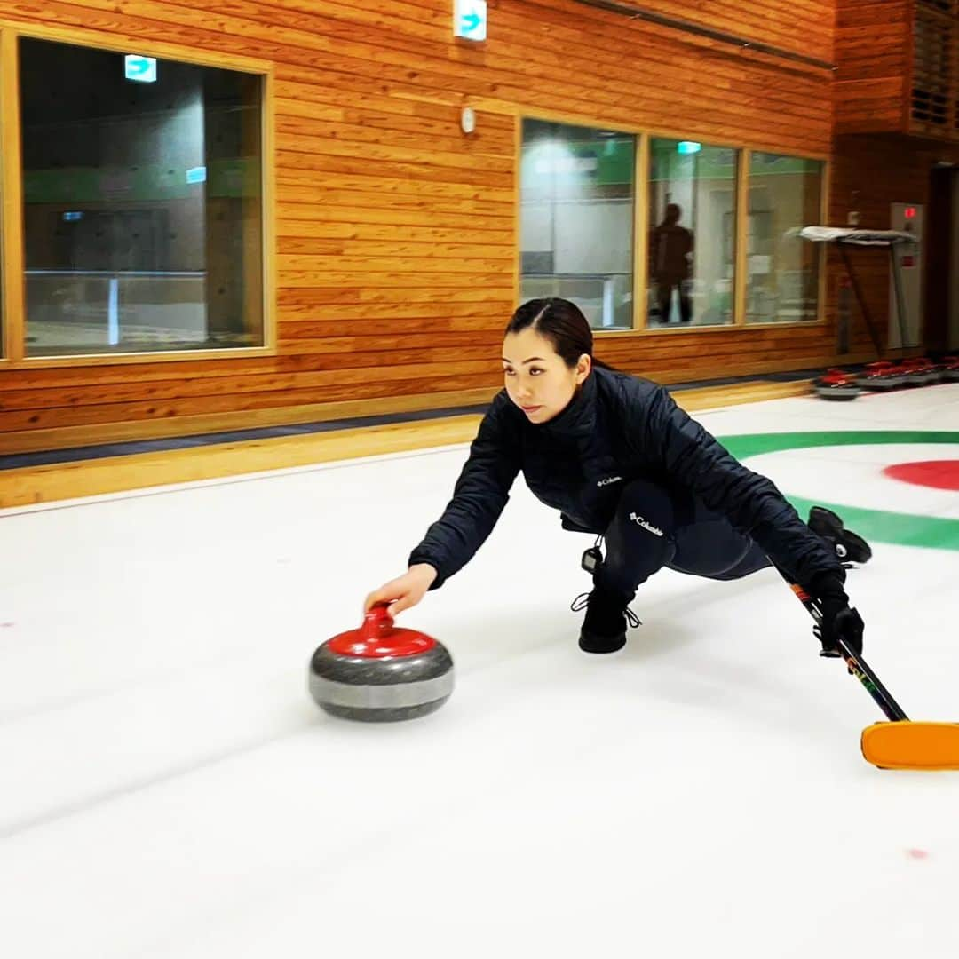 近江谷杏菜さんのインスタグラム写真 - (近江谷杏菜Instagram)「🥷  カナダからの帰国後は石の位置・身体の位置を確認するなど、基礎中の基礎多めでやってきましたがもう少ししたらまた大会！ 各種ショットの投げの確認や、ストーンマネジメント（投げ・コール・スイープ、コミュニケーションを駆使して4人で石を目標の位置まで運んでいくこと）など、より実践を意識した練習の比重も大きくなります。  シーズン中は、大会と大会の間隔がイレギュラーなので、逆算して計画してこつこつ実行していく、それの繰り返しです！  長期の目標も見据えながら、今は軽井沢に向けて良い準備を進めていきます🙌  #カーリング #フォルティウス #練習着は真っ黒になりがち」11月19日 20時27分 - annaohmiya12