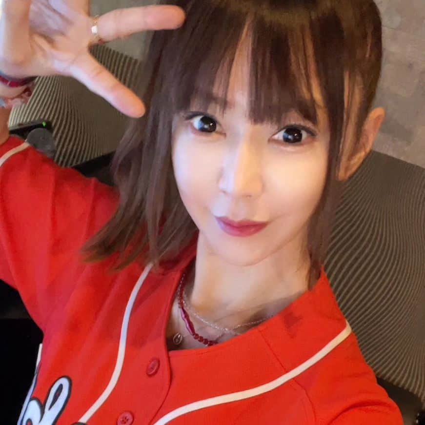 酒井美佳のインスタグラム：「⁡ ⁡私のラッキーカラー🟥⁡だって🫶 ⁡⁡ ⁡ファイテンのネックも🟥⁡ ⁡⁡ ⁡気付けば持ってる物も赤が多い😅⁡⁡ ⁡⁡ ⁡好きなカラー赤だから嬉しい❤ ⁡⁡ ⁡#ラッキーカラー⁡ ⁡#赤⁡ ⁡#好きな色も赤⁡ ⁡#今日めっちゃ寝た⁡ #酒井美佳」