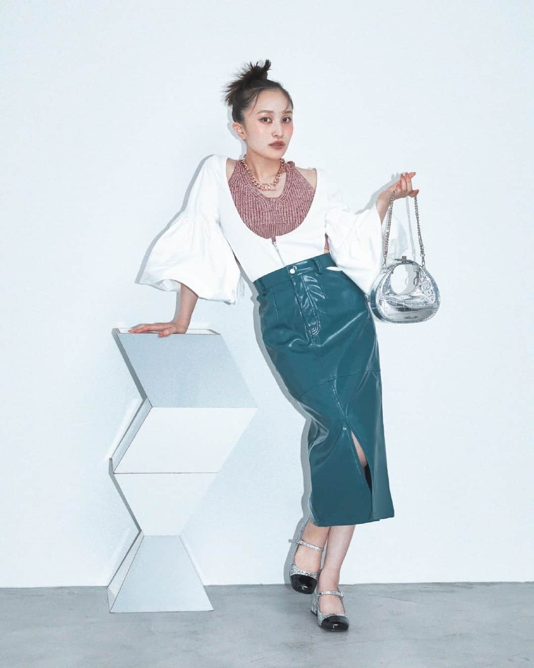 CHARLES & KEITH JAPAN CHARLES & KEITHのインスタグラム：「⁠【WINTER 2023 with @kanakomomota_official】⁠ 煌めきを放つSilverカラーの小物は小さくても存在感抜群。⁠ これからのホリデーシーズン、キラキラ輝くアイテムを身に付けて特別な日のコーディネートを華やかに演出してみて!⁠ ⁠ ミニクロックエフェクト ムーンバッグ⁠ (Article No. CK2-40270899-1)⁠ パテントグリッター トラペーズヒールメリージェーン⁠ (Article No. CK1-60361486)⁠ ⁠ #CharlesKeithFW23⁠ #チャールズアドキース⁠ @nylonjapan⁠ ⁠ MODEL: KANAKO MOMOTA​⁠ PHOTOGRAPHY: SHOTARO YAMAGOE​⁠ STYLING: HIROMI NAKAMOTO(SIGNO)​⁠ HAIR&MAKEUP: HITOMI MATSUNO​」