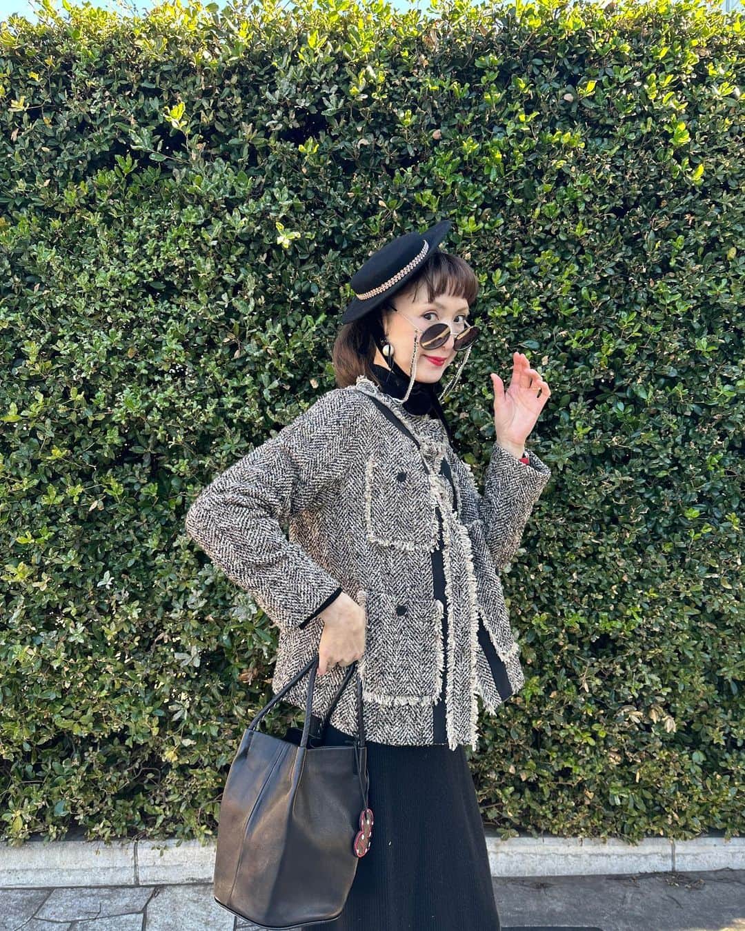 のインスタグラム：「今日はお天気の日曜日☀️アデュートリステスのジャケットをメインに、ショートブーツと、秋を意識したコーディネイトで🤎🍁✨ ハットはジョエルさんとコラボしたもの。レザーのハンドバッグ、黒は @sforshoko 青山店に残りあと１つになってしまいましたので、気になっていたかたはお早めに🖤→ @sforshoko  Jacket @adieu_tristesse_official  Hat @joelle_chapeau  Bag @sforshoko Sunglasses @chanelofficial」