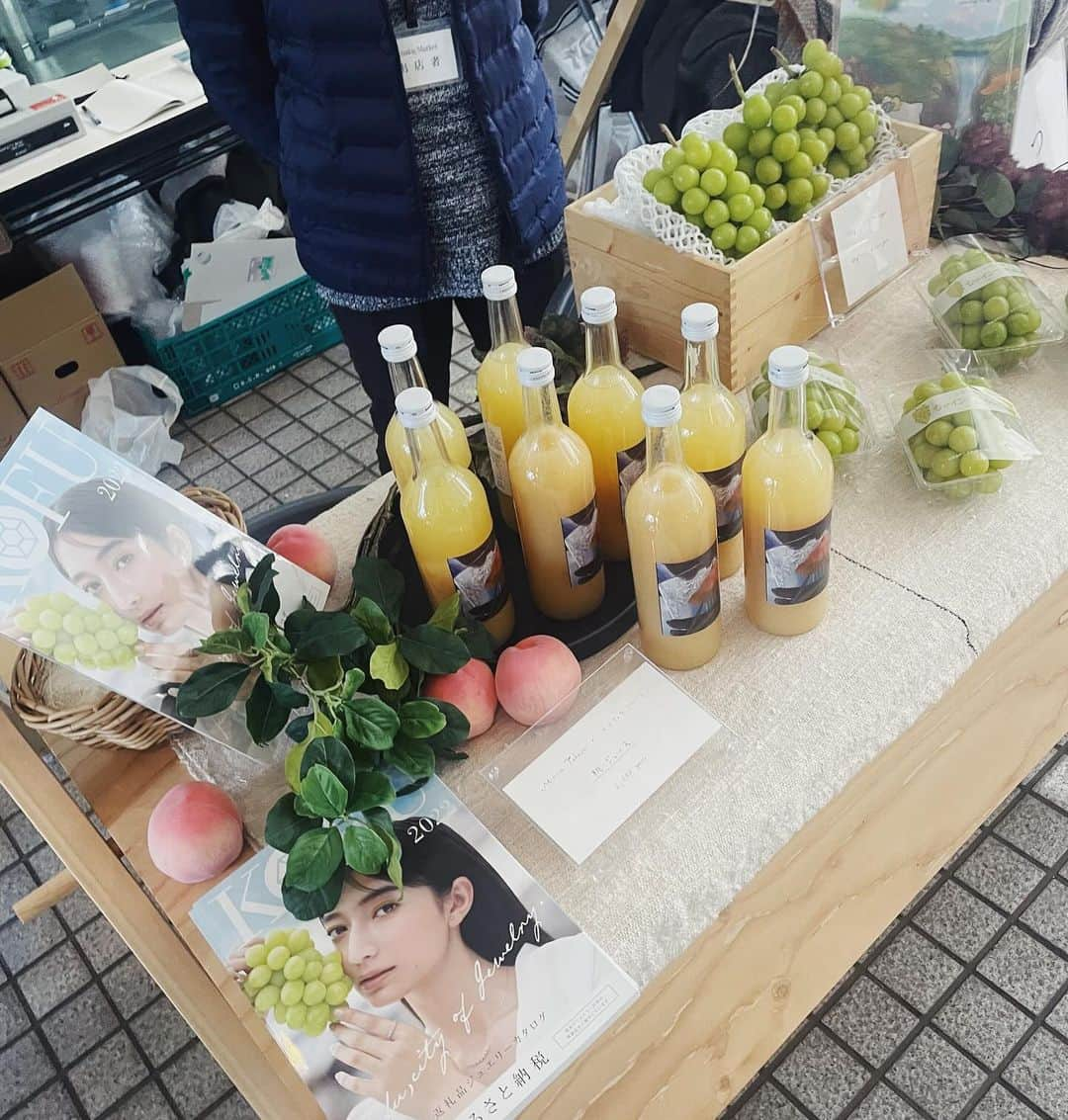 高瀬真奈さんのインスタグラム写真 - (高瀬真奈Instagram)「Analog Market by audio technica  2日間の出店、 お越しいただいた皆さんありがとうございました！  会いたかったみなさんに会えて、とても幸せでした🫂🍑…  ここからは少し長いです😂が、語らせてください。  去年に引き続き出店することになり、昔から続くものがアナログなのか？現代にあるものはすべてアナログとは相反するものであるか？様々な目線からアナログと改めて向き合っていました  先ず一緒に出店してくださった葡萄屋kofuさんのレーズンサンドについて  日本産の葡萄はフレッシュな美味しさがあるので生のまま頂くのがこれまでのスタンダード。世に出ているレーズンの多くは輸入によるものでした。"トップシーズン以外でも、加工品でも美味しく頂けるものを"と始まったレーズン作り。『加工してこれだけ美味しいのであれば、生で食べたらもっと美味しいのではないかと思ってくださり、トップシーズンの時季には山梨に来てくれるようになる。それがファームツーリズムという理念であり、目的でもあります。』と、甲府市のインタビューでもお答えされています。私はこのお話を聞いてからずっとファンで、この美味しさとエピソードを伝えたくて、今回お声がけさせていただいたのでした🍇  次にマルキュウフルーツさんとのコラボレーションである桃ジュースのラベルについて。敢えて説明する必要は無いのですが  これは4枚の写真から構成されています。山梨の中心部、盆地を見渡す"昼の景色"と富士と星を眺める"夜の景色"を背景に、私自身が桃ジュースを飲むイメージで作りました。今日、気がついてくださった方がいてとても嬉しかったのですが、このコラージュのインスピレーションは二重露光から来ています。そこになかったもの同士が共存する描写が好きでこのデザインを考えました。今やアプリやソフトで3秒で作れる"コラージュ"を、手で一つ一つ切り抜き、アナログな形で完成させる。そのデザインの元となる画は私のもとにあります。デザインと聞くとデジタルなイメージで、いくらでも加工できたり修正が効くものですから、あえて手で作ったのは、アナログなモノやコトの唯一無二の貴重さを大事にしたかったためです。  こうして、、、私なりのアナログを今年も発信できたと思っています！そしてそれを完成させられるのも、この発信を受け取ってくださる皆さんのおかげです。  改めて、ご来場いただきありがとうございました🫂♥️…  #アナログマーケット #オーディオテクニカ #analogmarket #audiotechnica」11月19日 20時21分 - manatakase_