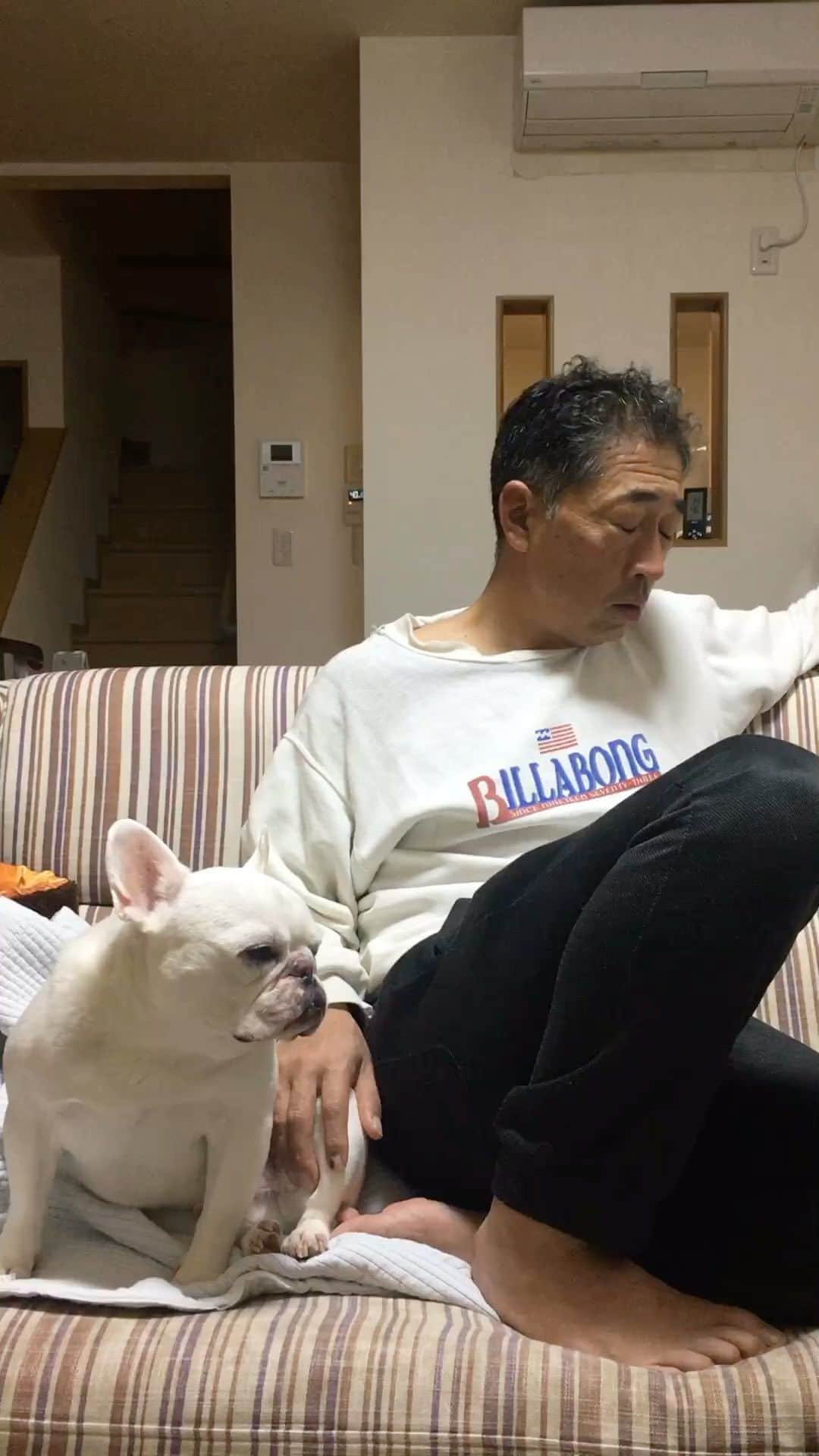 ちえぶぅたのインスタグラム：「考えるおっさん。」