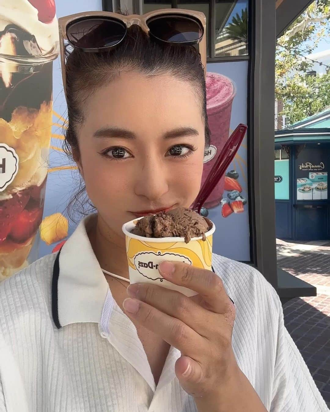 橋本真依のインスタグラム：「・ 🍨🍨🍨🍨🍨 ⁡ 日本には店舗がなくなっちゃったハーゲンダッツ 海外に行ったら主食になるくらい食べちゃいます🥰🥰🥰 ⁡ 特に、ベルジアンチョコレート🍫 今回は3回くらい食べちゃった♡ ⁡ ⁡ ディズニーは100周年✰𖤐✰ アメリカのディズニーはリンゴ飴🍎が ミッキーやミニーに可愛くなって大人気❣️ ⁡ ⁡ ⁡ ⁡ ⁡ #LA#ロサンゼルス#女子力ねーさん #ディズニー100#Disney100#りんご飴 #時差投稿#アナハイム#Anaheim #ディズニーりんご飴#ミッキー#ミニー #ハーゲンダッツ#ベルジアンチョコレート」