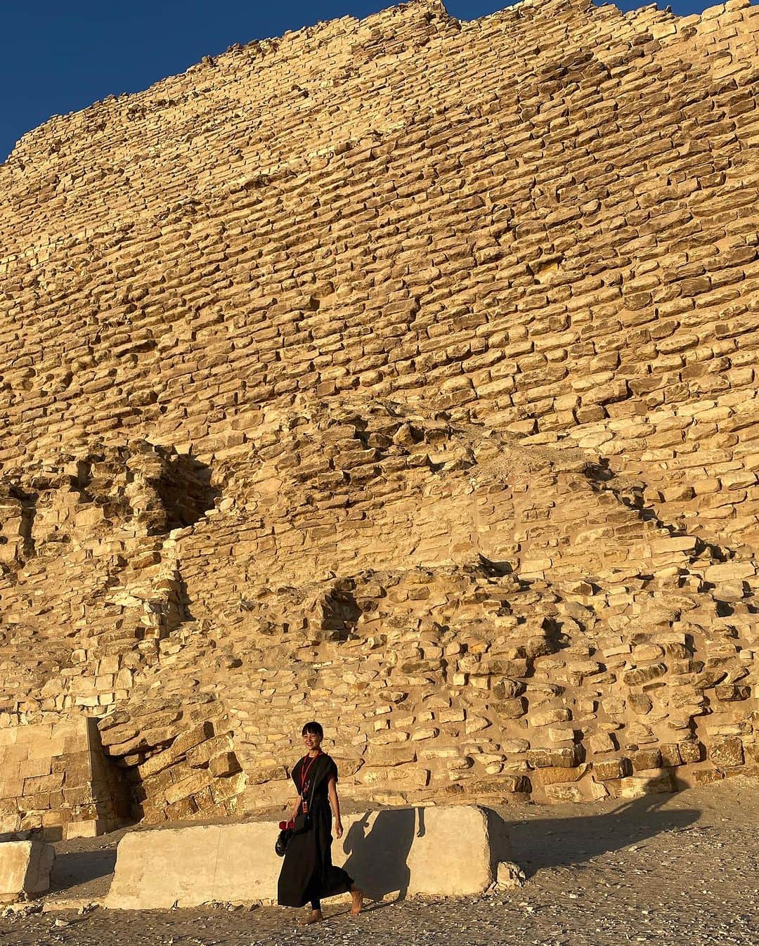 青山有紀さんのインスタグラム写真 - (青山有紀Instagram)「階段式ピラミッド。いまはなくなってますが、太古は表面にピカピカの石のカバーがありカミソリ1枚入らないくらいきっちりと作られていたそうです。 地下は岩盤で出来ていて、深く掘って作られた地下都市のエネルギーにとにかくしびれました。すごい振動エナジー！！ この日は愛するしのちゃんが作ってくれた石のアクセサリーを身につけて行きました✨ @shinotakeda 黒いレザーbagは　@kit_sankakuha さんで。ちょうどエジプト前に開催された展示会で旅のお供に買いましたが、これ以上ないくらい大活躍してくれました✨オンラインストアでチェックしてみてください😻」11月19日 20時23分 - yukiaoya