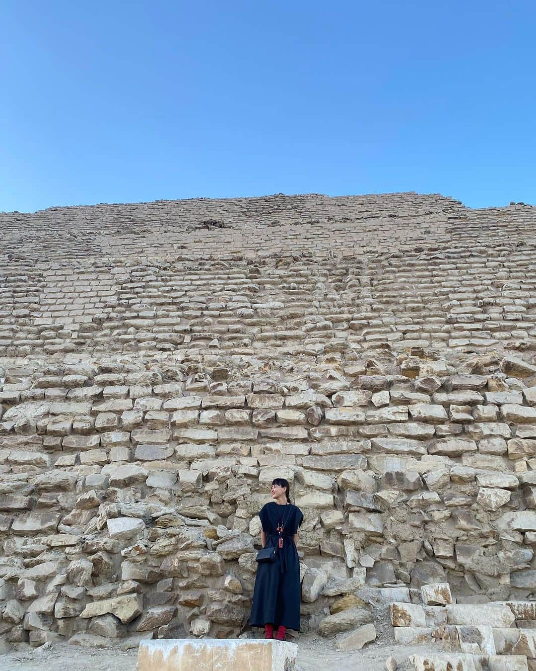 青山有紀さんのインスタグラム写真 - (青山有紀Instagram)「階段式ピラミッド。いまはなくなってますが、太古は表面にピカピカの石のカバーがありカミソリ1枚入らないくらいきっちりと作られていたそうです。 地下は岩盤で出来ていて、深く掘って作られた地下都市のエネルギーにとにかくしびれました。すごい振動エナジー！！ この日は愛するしのちゃんが作ってくれた石のアクセサリーを身につけて行きました✨ @shinotakeda 黒いレザーbagは　@kit_sankakuha さんで。ちょうどエジプト前に開催された展示会で旅のお供に買いましたが、これ以上ないくらい大活躍してくれました✨オンラインストアでチェックしてみてください😻」11月19日 20時23分 - yukiaoya