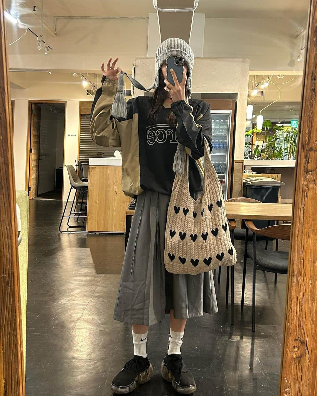 村田倫子さんのインスタグラム写真 - (村田倫子Instagram)「_  この間ストーリーに載せたときにDMが たくさん届いたこのグラデニットコーデは …全身SHEIN୨୧!!!  @sheinofficialメインで 2コーデ組んでみたのでご紹介します☺︎ (プチプラすぎてびっくりです…  ಇ１コーデ目 Knit  ID：20690562 、size M denim  ID：21910113、size M bag  ID：23881594  ಇ2コーデ目 tops  ID：24046800、size M bag  ID：19435532  30万点以上の人気アイテムが限定値下げする、2023 SHEIN ブラック フライデー セールが開催中です☾ さらに安くなるクーポンコードもあるので、 ぜひ活用してください❤️‍🔥 ☞クーポンコード：BFJP481  @shein_japan #PR #SHEIN #SHEINforAll #SHEINblackfriday #SHEINGoodFinds #loveshein #saveinstyle  試すたび、好きが見つかる。 届くたび、好きが増えてく。」11月19日 20時24分 - rinco1023