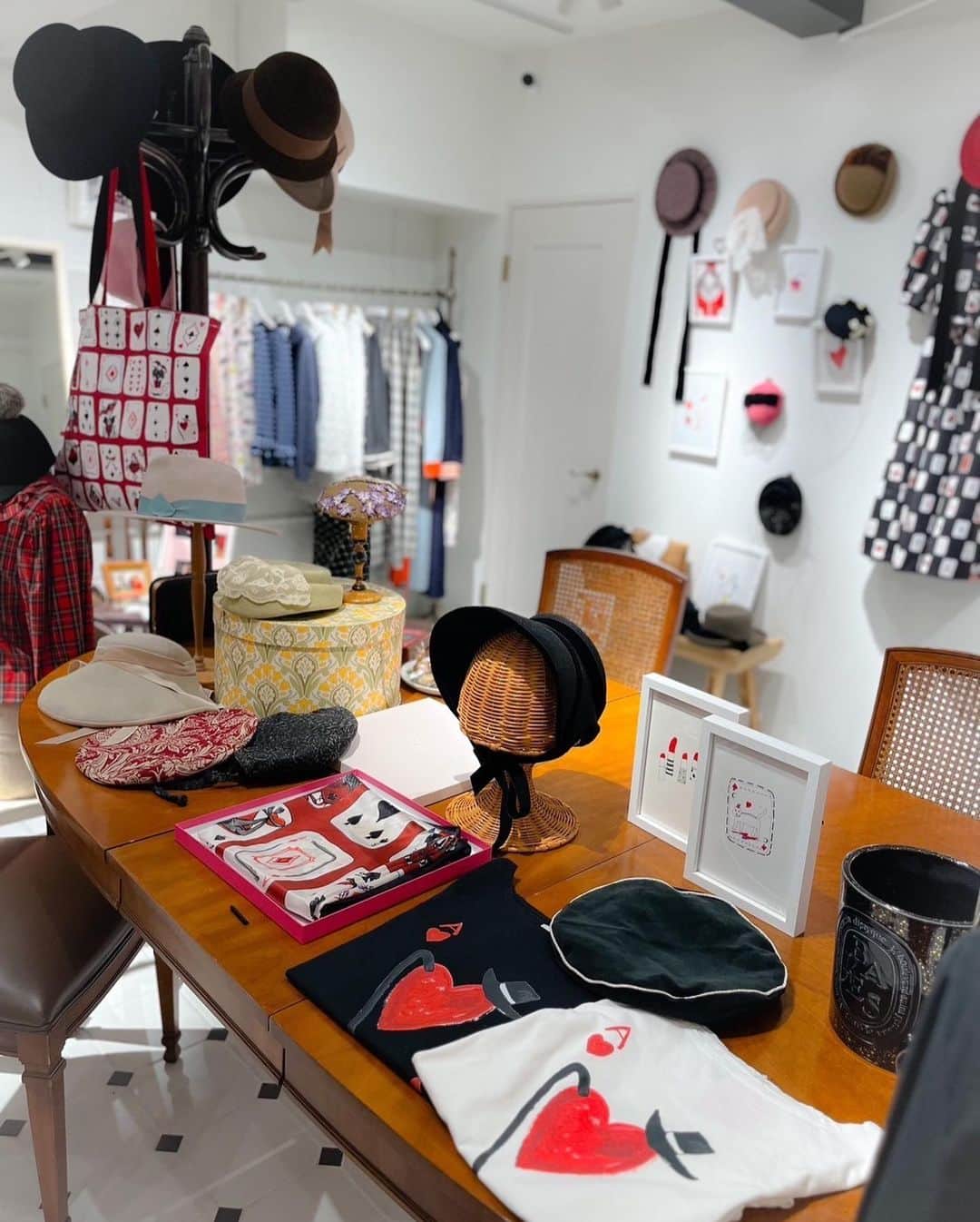 SHOKOさんのインスタグラム写真 - (SHOKOInstagram)「お知らせ📣✨ 明日から @sforshoko 青山店で、ジョエル・シャポーさん🎩のPOP UPが始まります✨ 秋冬の新作お帽子はどれも可愛くて、一点ものなので、お早めにお越しくださいね！ - - - - - - - - - -   明日、11月20日(月)より「S for Shoko」青山店にて帽子屋さん「Joëlle Chapeau（ジョエル・シャポー）」秋冬コレクションのポップアップショップを開催致します！  古き良き時代のアンティークやヴィンテージからインスパイアを受け、上質な素材の帽子に、フレンチ・アンティークのレースやパーツを使用した「Joëlle Chapeau」。 「S for Shoko」路面店では2度目となるポップアップショップでは、秋冬仕様のハットやキャップ、ヘッドドレスなど、クラシックでありながらモードな印象の素敵な帽子が多々並びます。 また店頭では、続々と新入荷している「S for Shoko」秋冬コレクションと組み合わせたコーディネートも楽しんで頂けます。 帽子はどれも１点ものとなっておりますので、ぜひお早めにご来店ください。  11月20日(月)〜12月4日(月)　11時〜18時  S for Shoko AOYAMA【青山】 〒107-0062　東京都港区南青山5-6-14 TEL: 03-6277-7081 @sforshoko @joelle_chapeau」11月19日 20時25分 - shoko_london