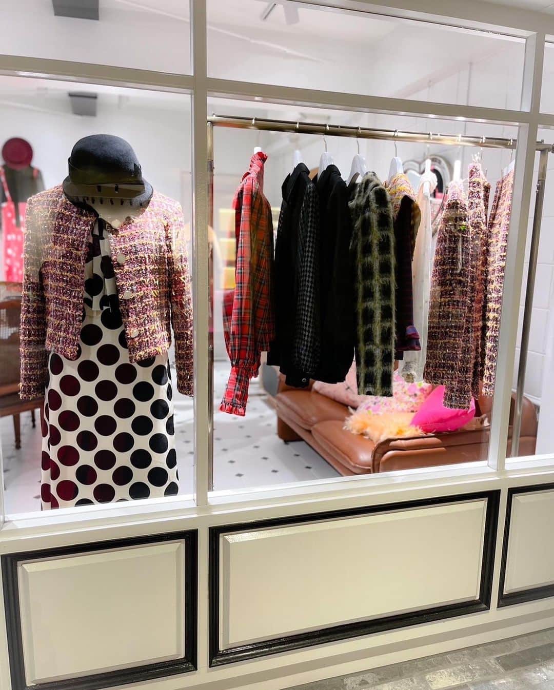 SHOKOさんのインスタグラム写真 - (SHOKOInstagram)「お知らせ📣✨ 明日から @sforshoko 青山店で、ジョエル・シャポーさん🎩のPOP UPが始まります✨ 秋冬の新作お帽子はどれも可愛くて、一点ものなので、お早めにお越しくださいね！ - - - - - - - - - -   明日、11月20日(月)より「S for Shoko」青山店にて帽子屋さん「Joëlle Chapeau（ジョエル・シャポー）」秋冬コレクションのポップアップショップを開催致します！  古き良き時代のアンティークやヴィンテージからインスパイアを受け、上質な素材の帽子に、フレンチ・アンティークのレースやパーツを使用した「Joëlle Chapeau」。 「S for Shoko」路面店では2度目となるポップアップショップでは、秋冬仕様のハットやキャップ、ヘッドドレスなど、クラシックでありながらモードな印象の素敵な帽子が多々並びます。 また店頭では、続々と新入荷している「S for Shoko」秋冬コレクションと組み合わせたコーディネートも楽しんで頂けます。 帽子はどれも１点ものとなっておりますので、ぜひお早めにご来店ください。  11月20日(月)〜12月4日(月)　11時〜18時  S for Shoko AOYAMA【青山】 〒107-0062　東京都港区南青山5-6-14 TEL: 03-6277-7081 @sforshoko @joelle_chapeau」11月19日 20時25分 - shoko_london