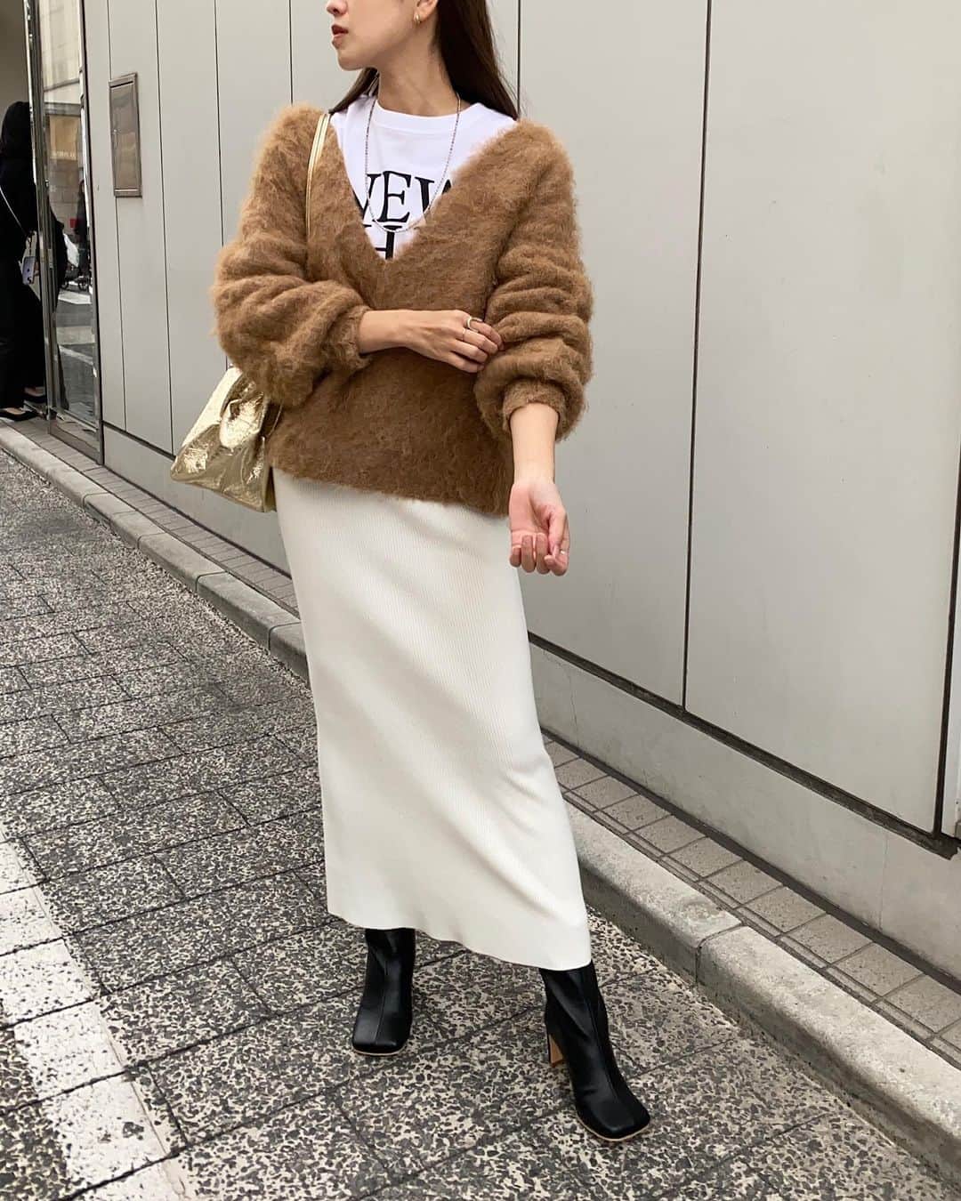 SHENERYさんのインスタグラム写真 - (SHENERYInstagram)「去年大人気だったVネックシャギーニットが今年も登場です！  柔らかくふわふわな風合いの、シャギー加工を施したニットプルオーバー。  程よいＶネックなのでインナーを選ばず、すっきりと女性らしく着て頂けます。  •Vネックシャギーニットプルオーバー color:ivory/brown/red/ pink(WEB限定カラー） price:¥16,500（税込）  ※撮影環境により、光の当たり具合で色味が違って見える場合があります。 あらかじめご了承下さい。  #shenery_official #shenery #coordinate #2023aw #shenery2023aw #シーナリー #冬コーデ #冬服 #クリスマス #クリスマスコーデ #シャギーニット #ニットコーデ #タイトスカート #タイトスカートコーデ #ロゴt #ロゴtコーデ #ブラウンニット #vネックニット」11月19日 20時35分 - shenery_official