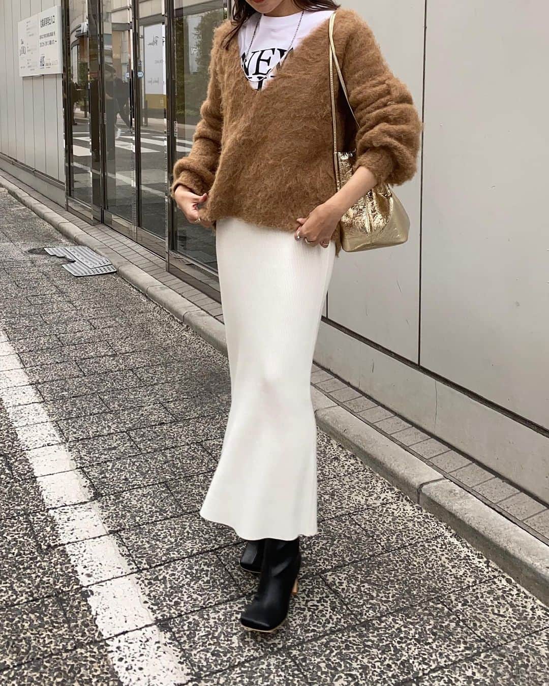 SHENERYさんのインスタグラム写真 - (SHENERYInstagram)「去年大人気だったVネックシャギーニットが今年も登場です！  柔らかくふわふわな風合いの、シャギー加工を施したニットプルオーバー。  程よいＶネックなのでインナーを選ばず、すっきりと女性らしく着て頂けます。  •Vネックシャギーニットプルオーバー color:ivory/brown/red/ pink(WEB限定カラー） price:¥16,500（税込）  ※撮影環境により、光の当たり具合で色味が違って見える場合があります。 あらかじめご了承下さい。  #shenery_official #shenery #coordinate #2023aw #shenery2023aw #シーナリー #冬コーデ #冬服 #クリスマス #クリスマスコーデ #シャギーニット #ニットコーデ #タイトスカート #タイトスカートコーデ #ロゴt #ロゴtコーデ #ブラウンニット #vネックニット」11月19日 20時35分 - shenery_official