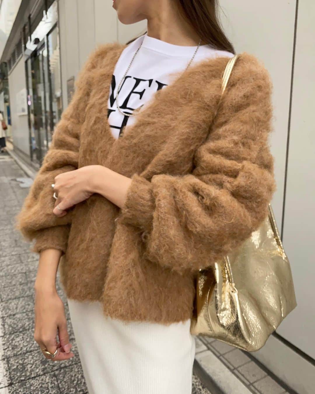 SHENERYさんのインスタグラム写真 - (SHENERYInstagram)「去年大人気だったVネックシャギーニットが今年も登場です！  柔らかくふわふわな風合いの、シャギー加工を施したニットプルオーバー。  程よいＶネックなのでインナーを選ばず、すっきりと女性らしく着て頂けます。  •Vネックシャギーニットプルオーバー color:ivory/brown/red/ pink(WEB限定カラー） price:¥16,500（税込）  ※撮影環境により、光の当たり具合で色味が違って見える場合があります。 あらかじめご了承下さい。  #shenery_official #shenery #coordinate #2023aw #shenery2023aw #シーナリー #冬コーデ #冬服 #クリスマス #クリスマスコーデ #シャギーニット #ニットコーデ #タイトスカート #タイトスカートコーデ #ロゴt #ロゴtコーデ #ブラウンニット #vネックニット」11月19日 20時35分 - shenery_official