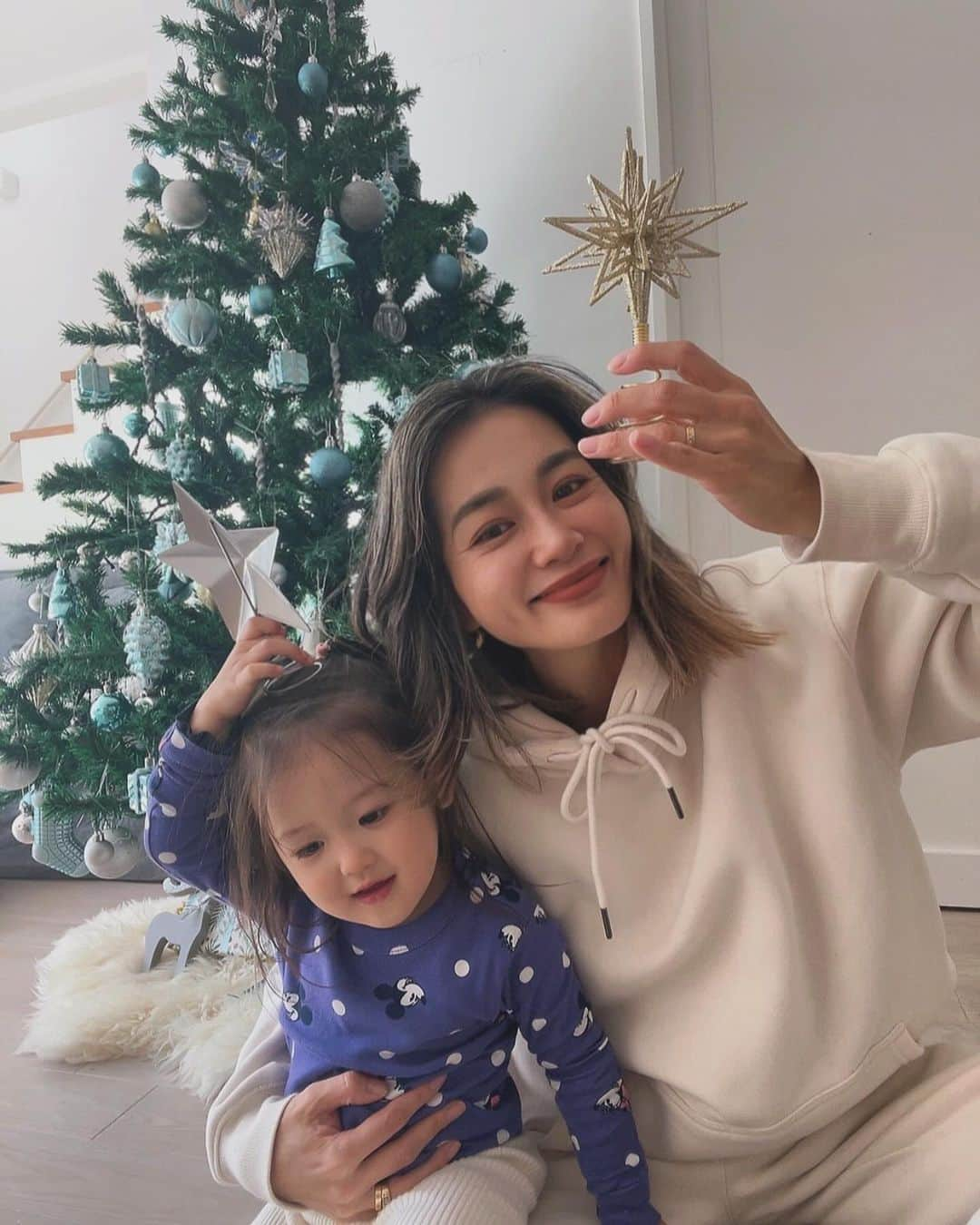 黒木なつみのインスタグラム：「🌟🎄🎁🌙🎅🏽🥂  Happy weekend❤️ ⁡ #sunday#chill #momslife#coming #christmas#baby #2years」