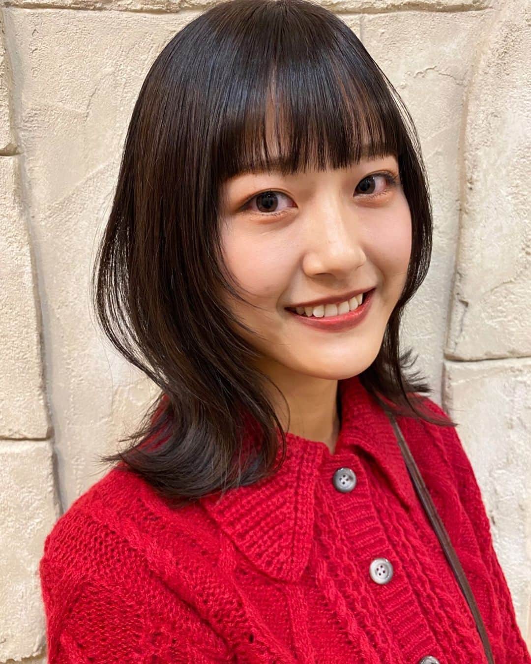 佐藤茜のインスタグラム：「🌚  暗くしました🖤  最近髪色を褒めてもらえることが多かったのですが 私の髪はサトヒカさんによって作られています🤍 大好きです🤍」