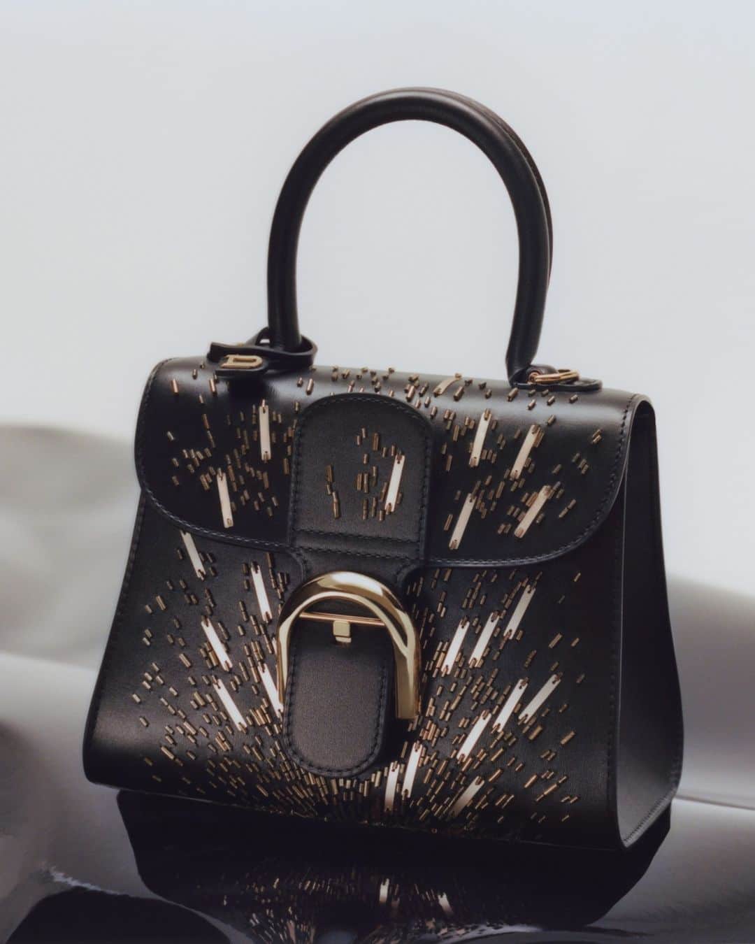 デルボーのインスタグラム：「O Starry Night⁣ ⁣ A scattering of sophisticated hand-embroidered beads and sequins to put you in the merrymaking mood. The Brillant Mini Firework is the perfect accessory for the festive season — to give, to get, to go out and play. ⁣ ⁣ #Delvaux」