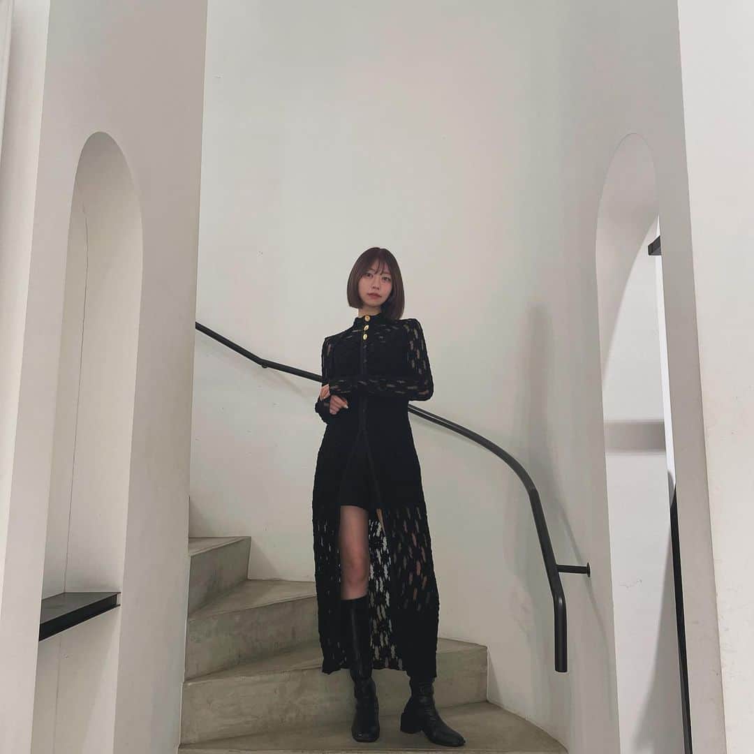 棚瀬響のインスタグラム：「. 最高に可愛いiRENEのドレス、ニットカーデとかと合わせてまだまだ着る💕  3枚目でお気に入りのシャギーのジップニット羽織ってます🦭」