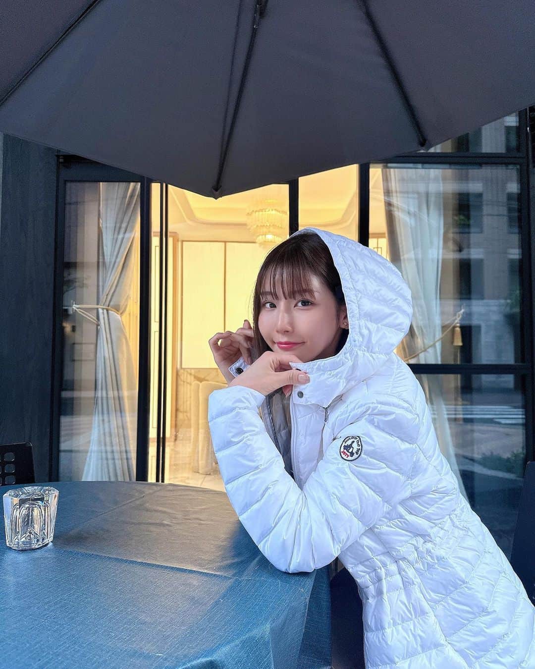 蒼川愛のインスタグラム：「一昨年ぶりにJOTTのダウン🤍 これ、軽くてあったかいだけじゃなくて 小さくギュッとコンパクトになるから持ち運びもできるし 汚れたらおうちで洗えるの❣️ 白は汚れが目立つからなかなかアウターで選ぶのは難しかったけど 、これなら子供とのお出かけや公園にも大活躍しそう〜☺️ . 薄いからもっと寒くなったらコートのインナーダウンとしても使えるし、旅行に持っていくにも便利‪‪なの👼🏻 今週は移動が多いから、早速スーツケースにいれました🫶🏻 . いきなり寒くなったけど、みなさまもう冬のアウターは買いましたか？🥺 私は先週慌てて買いにいきました🛍 冬支度〜〜 . .  10月より高島屋の全国主要店舗、その他で POP UP が順次開催されます👼🏻詳細は Online store (L-LOG ONLINE 内 TOPICS)にて‪‪❤︎‬  . . . @jottjapan  pr #ダウン #ダウンコート #コート #冬コーデ」