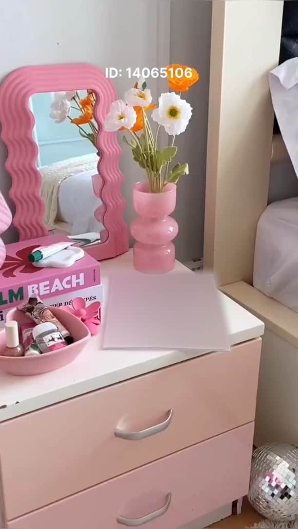 SHEINのインスタグラム：「This bedroom haul makes us feel right at home 💗🏡💗 @nrlfarahn  🔎17295229 14058072 14533240 14065106 8697932 13897674 19414944  #SHEIN #SHEINforAll #SHEINstyle #fashion #chic #saveinstyle」