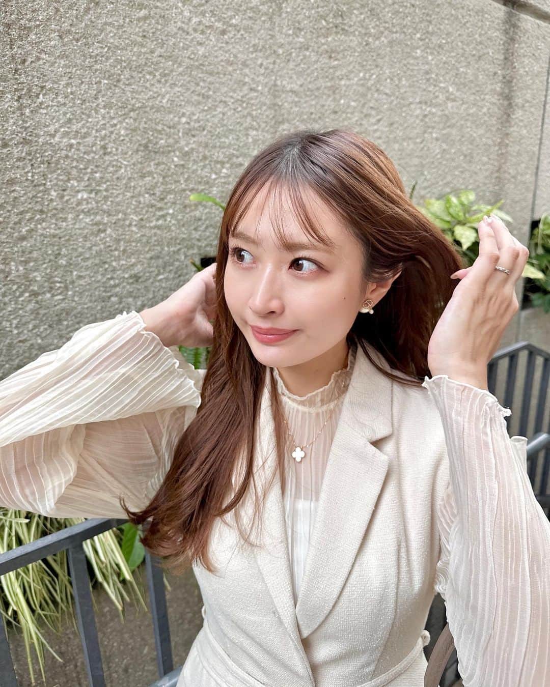 村上文香のインスタグラム：「. ☀️ 25℃ / 15℃  載せるたびにどこのものか聞かれるお洋服❤️‍🔥  #snidel  ジレディティールジャンスカ  #usagionline #ootd」