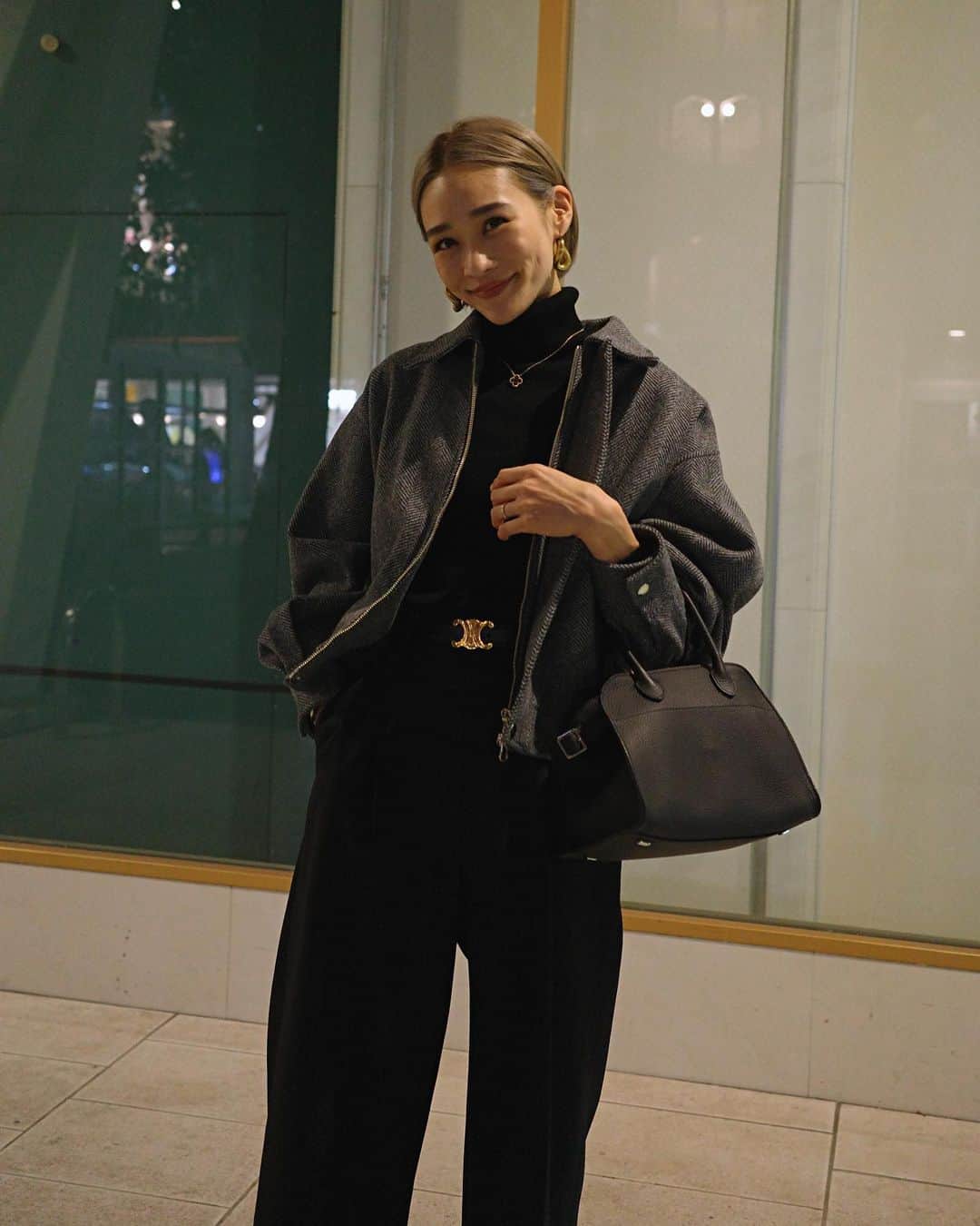 のインスタグラム：「. 昨日の発売に沢山のオーダーありがとうございました🥰 お届けまで今しばらくお待ちくださいませ✨ 今年は後12月のニットの発売で締めくくります🥳 楽しみにしててください🤍🤍🤍  昨日はとびきり寒かったけど 今日はまだ温かかったねぇ〜🥰  👨としゃぶしゃぶ食べに行った夜🫶 それもおデート。  タートルニット　@uniqlo  ブルゾン　@ellie___jp  ワイドパンツ @ellie___jp  bag @therow   #ellie_jp」