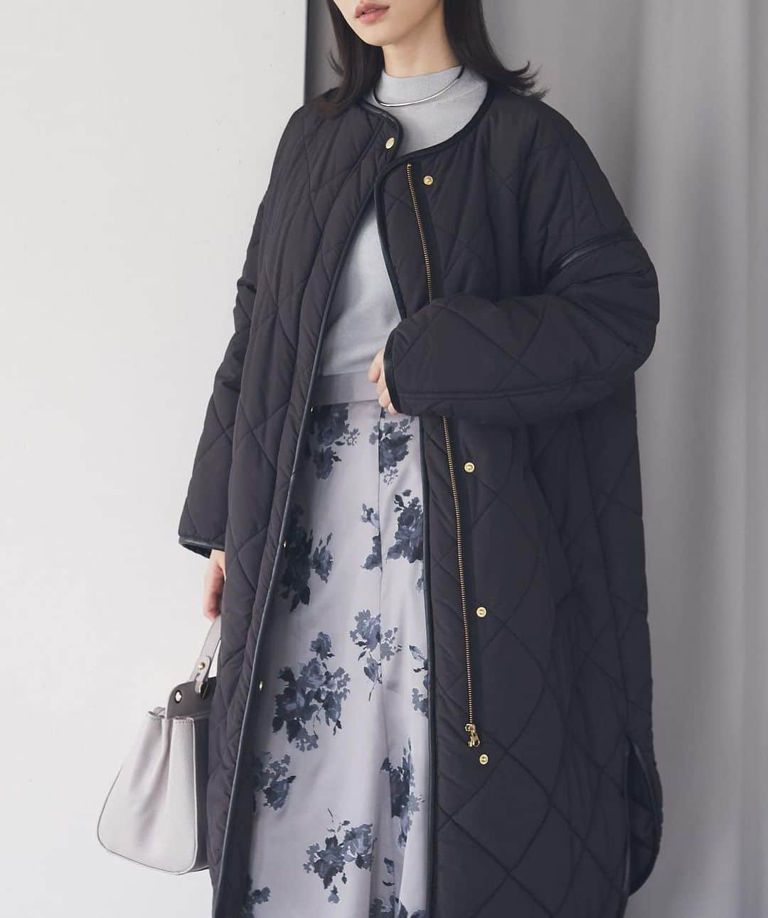 Andemiu(アンデミュウ) さんのインスタグラム写真 - (Andemiu(アンデミュウ) Instagram)「11.19(sun) Now on sale 週末限定TIME SALE アイテム詳細は画面をタップか @andemiu_official のトップURLからcheck♡  女性らしさにこだわったキルティングコート。 ダウンのような軽さと温かさを兼ね備えた、エアサーマルを使用。 厚手のニットとのレイヤードもOKなゆとりあるサイジングで、こなれ感たっぷり。 大き目なダイヤキルトとコクーンシルエットが柔らかな雰囲気を演出し、着映えも叶います。 Fレザーのパイピングでカジュアル感を軽減しているので、キレイめなスタイルにも相性の良いデザインです。  . エアサーマルロングコート ¥15,840(tax in)20%OFF#199965  . #andemiu #アンデミュウ #フェミニン #大人フェミニン #大人コーデ #大人女子コーデ #上品コーデ #大人カジュアル #カジュアルミックス #アウター #コート #コートコーデ #キルティング #キルティングコート #中綿 #エアサーマル #軽くてあったかい #綺麗目カジュアル #カジュアルコーデ #冬 #冬コーデ #新作」11月19日 20時32分 - andemiu_official
