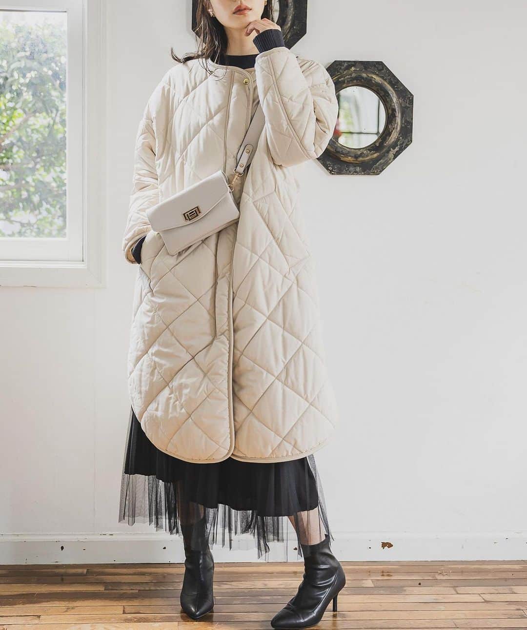 Andemiu(アンデミュウ) さんのインスタグラム写真 - (Andemiu(アンデミュウ) Instagram)「11.19(sun) Now on sale 週末限定TIME SALE アイテム詳細は画面をタップか @andemiu_official のトップURLからcheck♡  女性らしさにこだわったキルティングコート。 ダウンのような軽さと温かさを兼ね備えた、エアサーマルを使用。 厚手のニットとのレイヤードもOKなゆとりあるサイジングで、こなれ感たっぷり。 大き目なダイヤキルトとコクーンシルエットが柔らかな雰囲気を演出し、着映えも叶います。 Fレザーのパイピングでカジュアル感を軽減しているので、キレイめなスタイルにも相性の良いデザインです。  . エアサーマルロングコート ¥15,840(tax in)20%OFF#199965  . #andemiu #アンデミュウ #フェミニン #大人フェミニン #大人コーデ #大人女子コーデ #上品コーデ #大人カジュアル #カジュアルミックス #アウター #コート #コートコーデ #キルティング #キルティングコート #中綿 #エアサーマル #軽くてあったかい #綺麗目カジュアル #カジュアルコーデ #冬 #冬コーデ #新作」11月19日 20時32分 - andemiu_official