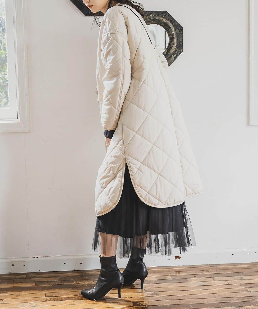 Andemiu(アンデミュウ) さんのインスタグラム写真 - (Andemiu(アンデミュウ) Instagram)「11.19(sun) Now on sale 週末限定TIME SALE アイテム詳細は画面をタップか @andemiu_official のトップURLからcheck♡  女性らしさにこだわったキルティングコート。 ダウンのような軽さと温かさを兼ね備えた、エアサーマルを使用。 厚手のニットとのレイヤードもOKなゆとりあるサイジングで、こなれ感たっぷり。 大き目なダイヤキルトとコクーンシルエットが柔らかな雰囲気を演出し、着映えも叶います。 Fレザーのパイピングでカジュアル感を軽減しているので、キレイめなスタイルにも相性の良いデザインです。  . エアサーマルロングコート ¥15,840(tax in)20%OFF#199965  . #andemiu #アンデミュウ #フェミニン #大人フェミニン #大人コーデ #大人女子コーデ #上品コーデ #大人カジュアル #カジュアルミックス #アウター #コート #コートコーデ #キルティング #キルティングコート #中綿 #エアサーマル #軽くてあったかい #綺麗目カジュアル #カジュアルコーデ #冬 #冬コーデ #新作」11月19日 20時32分 - andemiu_official