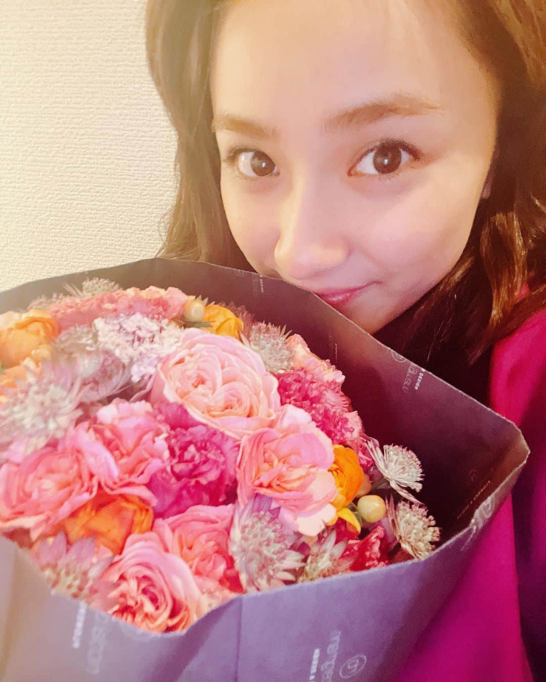 平祐奈のインスタグラム：「🩷💜🧡 素敵なお花頂いちゃった💐  私の2024カレンダー発売してます！ 今回のテーマは『お花とわたし』 イベントもあります〜！  ぜひぜひチェックしてみてね🪷」