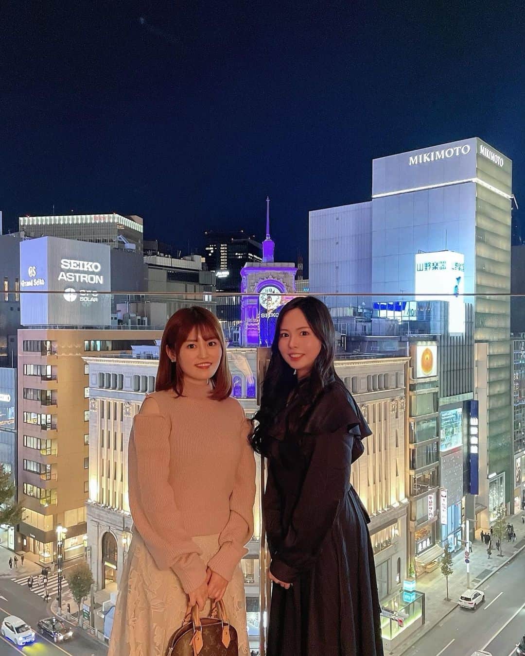 みかほのインスタグラム：「⁡ 11月28日にGINZA PLACEの7階にオープンする CADRAN Champagne Restaurant のレセプションパーティーに招待していただき 行ってきました🥂 ⁡ @cadran_ginza  ⁡ 銀座4丁目、和光と三越が建ち並ぶ交差点に面した最高立地✨️ ⁡ ⁡ テラスから銀座の中心地を臨める 他にないロケーション 🥹💗 正面に和光の時計が💗 ⁡ そして昨日11月18日は、 ミッキー&ミニーのバースデー！🎂 ディズニー生誕100周年を記念して 真向かいの和光銀座の時計台がミッキー仕様に！ ⁡ ⁡ 銀座の素敵な夜景と共に CADRAN誕生と、ミッキーのお誕生日を お祝いできてとても素晴らしい日でした🥹💗 ⁡ シグネチャーカクテルのベリーニは、 桃のカクテルで🍑とっても美味しかった🥰 ⁡ この日はレセプションだったので フィンガーフードもいただきましたが、 どれもオシャレで感動レベルに美味しかった🤍 ⁡ 載せてる画像順に料理の名前ものせておくね🫶 ⁡ ・赤富士サーモンのポーピエット ・ブレザオラと菜の花のブーケ ・鰆のコンフィ白インゲン豆とバジル ⁡ ・タラとジャガイモのピンチョス ・黒毛和牛のミニステーキ ⁡ 【DESSERT】 ・トンカ豆のカヌレ ・マールの生チョコ ⁡ ⁡ レストランはコースで予約がオススメ🤍 テラスでバー使いもできるので 本気デートにとってもおすすめなお店でした🥰 ⁡ ⁡ 今回もデートのお相手は優ちゃんでした🫶 約半年記念日🫶いつもありがとう🤍 @yuuuu0712  ⁡ ⁡ ⁡ #PR @cadran_ginza #cadranginza  #カドラン #CADRAN #銀座デート #銀座テラス #銀座フレンチ #銀座ディナー  ⁡ ⁡ ⁡ ⁡ 飲食店記録は @kuishinbou_mikaho にも載せてるよ🥂𓂃◌𓈒𓐍 ⁡ #みかほの飲食店盛り上げ隊 ⁡ 𖤣𖥧𖥣｡𖤣𖥧𖥣｡𓂃𓂃𓂃𓂃𓂃𓂃𓂃𖥣｡𖤥𖥧𖥣⋆* ⁡  気軽に𝙵𝚘𝚕𝚕𝚘𝚠 してね🤍  @mikahogram ⁡  いいね・コメント・保存   本当に嬉しいです🤍🕊 いつもありがとうございます⸜🌷︎⸝‍ ⁡ 𖤣𖥧𖥣｡𖤣𖥧𖥣｡𓂃𓂃𓂃𓂃𓂃𓂃𓂃𖥣｡𖤥𖥧𖥣⋆*」