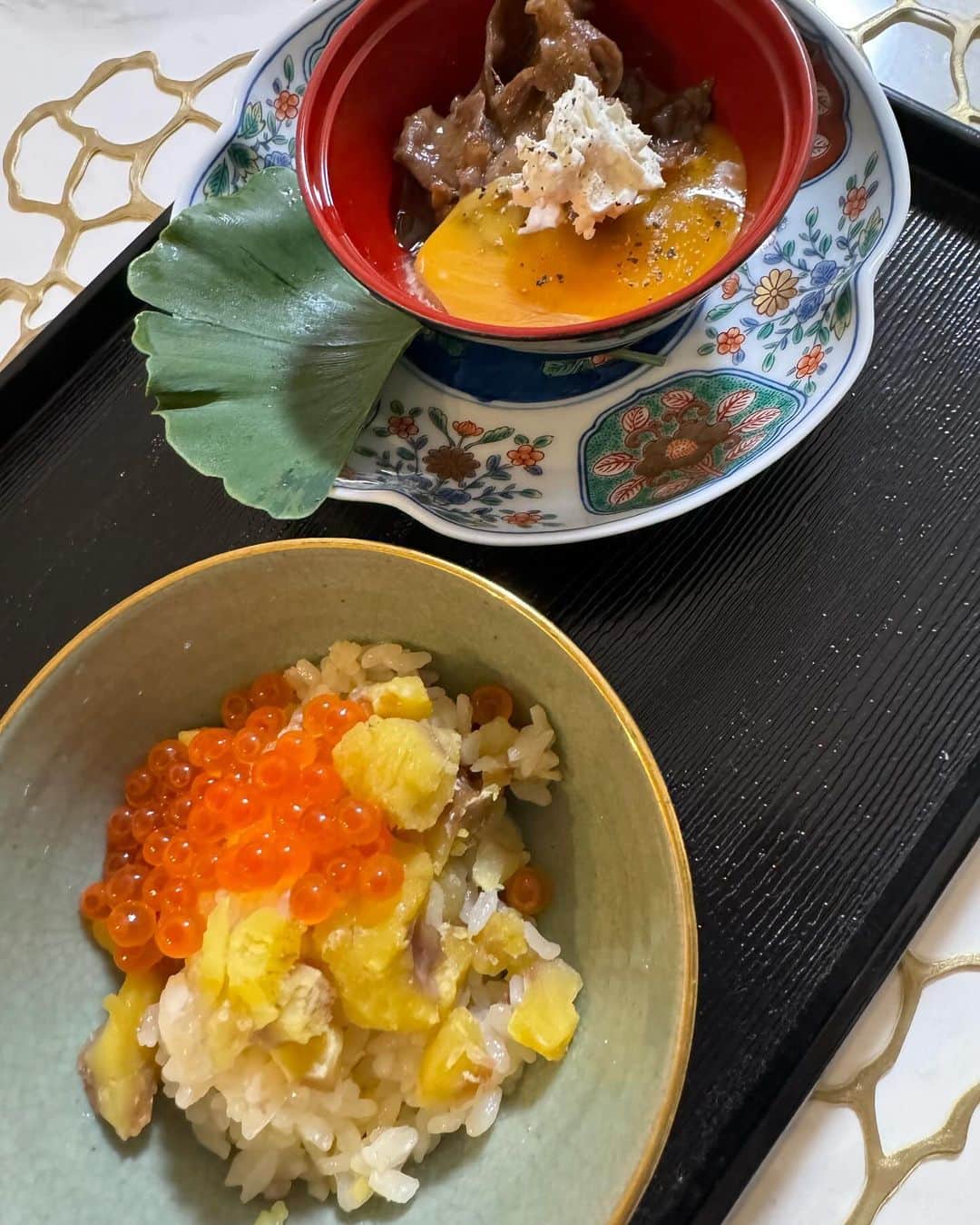 江辺香織さんのインスタグラム写真 - (江辺香織Instagram)「日本の食材、食文化は本当に素晴らしいですよね😉  四季折々の旬の食材は、一生飽きない楽しみがあり 栄養価の高いものばかり🍁 そして水が綺麗というのは日本の大きな財産です✨  お米が美味しく炊けるので、お家ご飯も作り甲斐があります♡  ◆ほうれん草は、出汁洗いする事で水っぽさをなくす。  ◆お家でお刺身食べる時、下に敷くもの悩んでたけど、カットしたトマトで良いんだ！という新たな発想！ 簡単ポン酢ジュレは、金箔で華やかに。  ◆栗ご飯は、なんとなくぱさっとしたイメージがあったけど、いくらで解消！相性抜群。餅米とお米半々で。  @michiyo.uchida  お料理の先生みちよさんから、いつも斬新なインスピレーションを頂いてます🥰✨  もっと上手くなりたい♡ お料理熱上がってる今日この頃。  #お家ご飯 #和食 #japanesefood #washoku  #伊万里焼 #九谷焼」11月19日 20時33分 - kaori.ebe