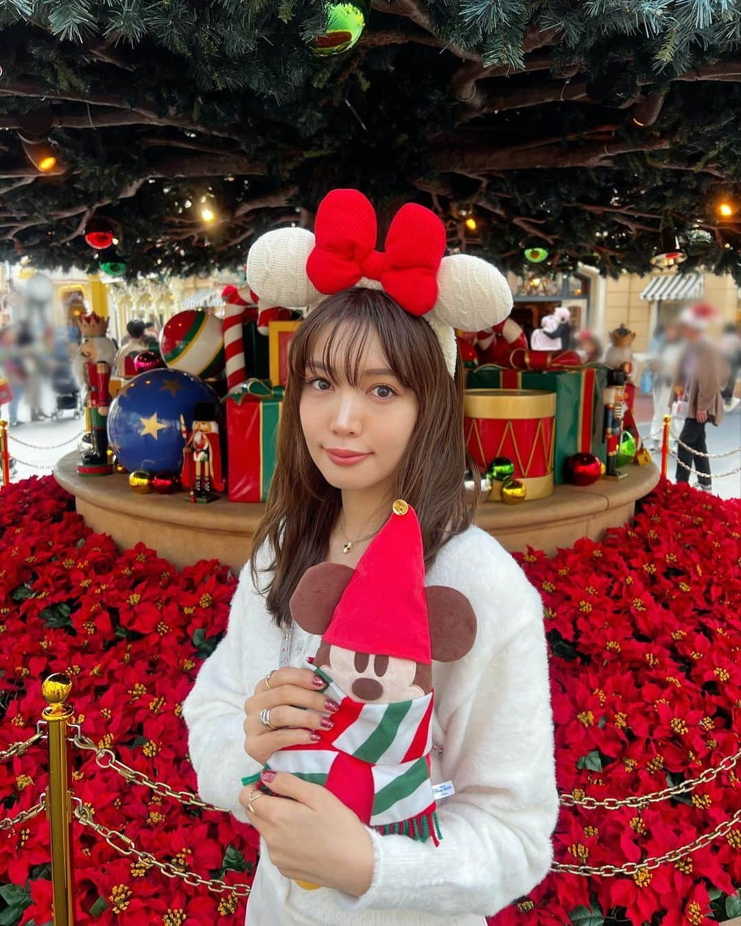 のののインスタグラム：「🎄ディズニークリスマスコーデ🎄 ホワイトコーデに白ニット赤リボンのカチャーシャとリルリンリンのショルダーバッグを❤️ （ほとんど物が入らないので他にバッグ有り） ネイルはキラキラ系の赤💅  新しく出たピスタチオ味のポップコーンはそんなに好みではなかった🤔 ワッフルはめっちゃ並んだけど美味しかった  #ディズニー#ディズニーコーデ#ディズニーランド#ディズニーカチューシャ#ディズニークリスマス#ディズニー#リルリンリン#リルリンリングッズ#グレイル#マーメイドスカート#マーメイドスカートコーデ#シャギーニット#ニット#ニットコーデ#白ニット#ホワイトコーデ#ヴァンクリーフアーペル#アルハンブラ#マーキュリーデュオ#グレイル購入品#クリスマス#disney#tokyodisneyresort#tokyo#mercuryduo#grl」