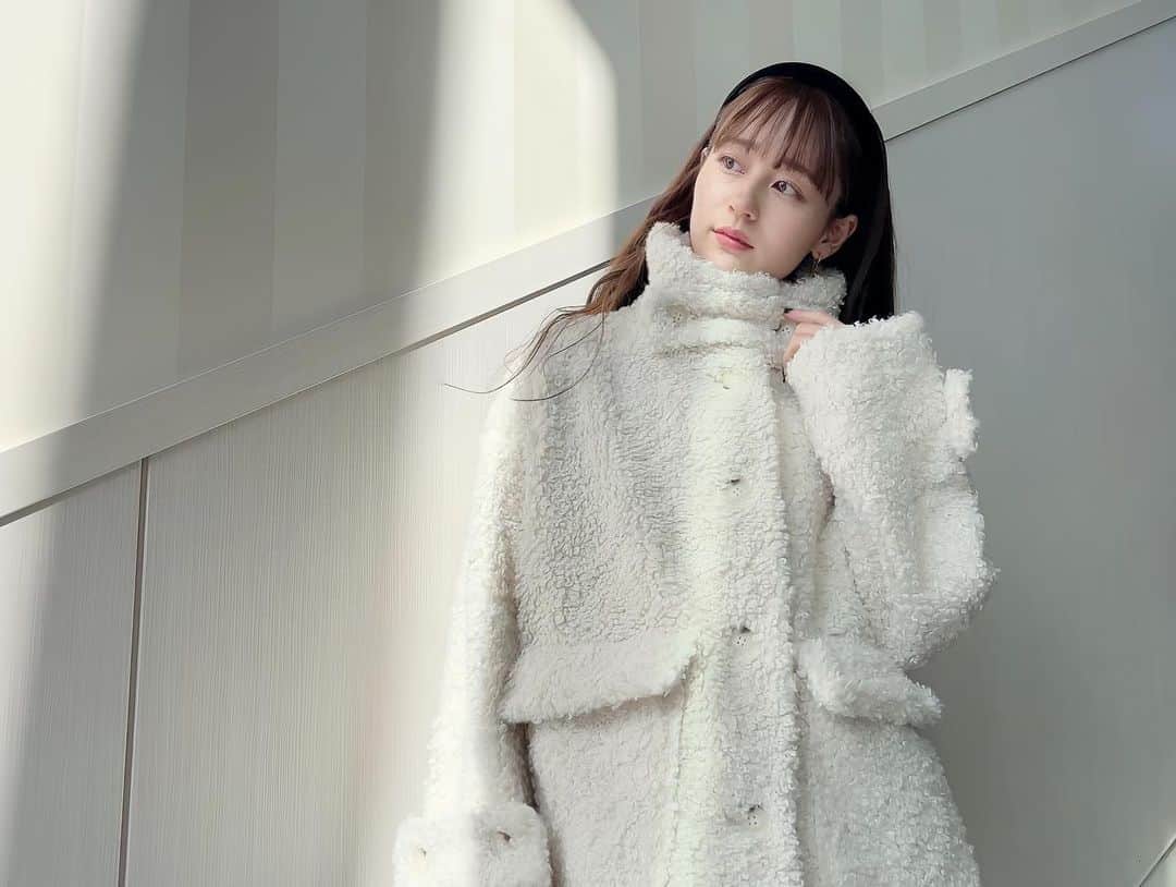 牧野真鈴さんのインスタグラム写真 - (牧野真鈴Instagram)「可愛いコートが早く着たくて… 寒かった日に🤍🪽 #tsurubymarikooikawa #coat」11月19日 20時43分 - makino_marin