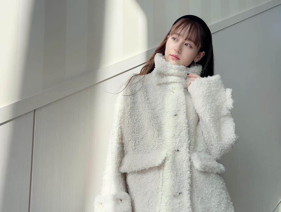 牧野真鈴のインスタグラム：「可愛いコートが早く着たくて… 寒かった日に🤍🪽 #tsurubymarikooikawa #coat」