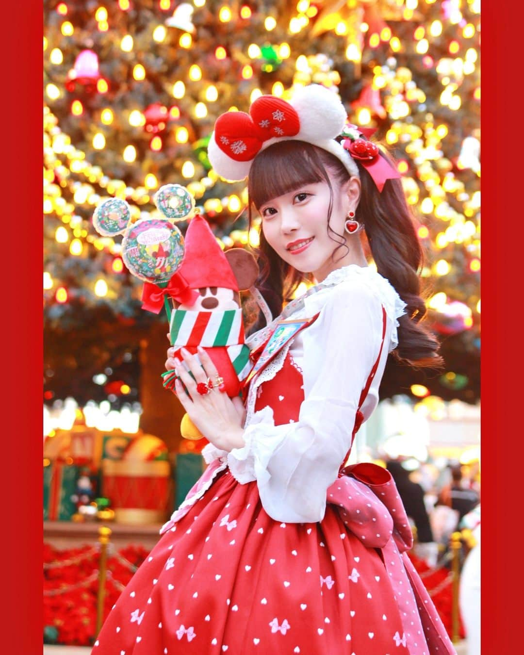 雨宮真梨子のインスタグラム：「⁡ ⁡ ⁡ 𝓒𝓱𝓻𝓲𝓼𝓽𝓶𝓪𝓼 𝓭𝓲𝓼𝓷𝓮𝔂 🐭🎄❤️｡:* ⁡ クリスマスの季節大好き…🎅✨  お友達がとっても素敵に撮ってくれたお写真📸 可愛い〜〜❤️？？  ⁡ ⁡#クリスマスディズニー #ディズニー #ディズニークリスマス #ディズニーランド #ディズニーコーデ #ディズニー写真部 #ディズニーリゾート #disneyphotography #disneyland #tokyodisneyland #tdl #ディズニー好きな人と繋がりたい #tokyodisneyresort #クリスマス #disneygram #disneyphoto #ディズニー好きと繋がりたい #ポートレート #ポートレート撮影 #portrait  #ロリータ #ロリータファッション #ロリィタ #kawaii #kawaiigirl #kawaiifashion #kawaiistyle #kawaiicute #girlyfashion #kawaiidesu」