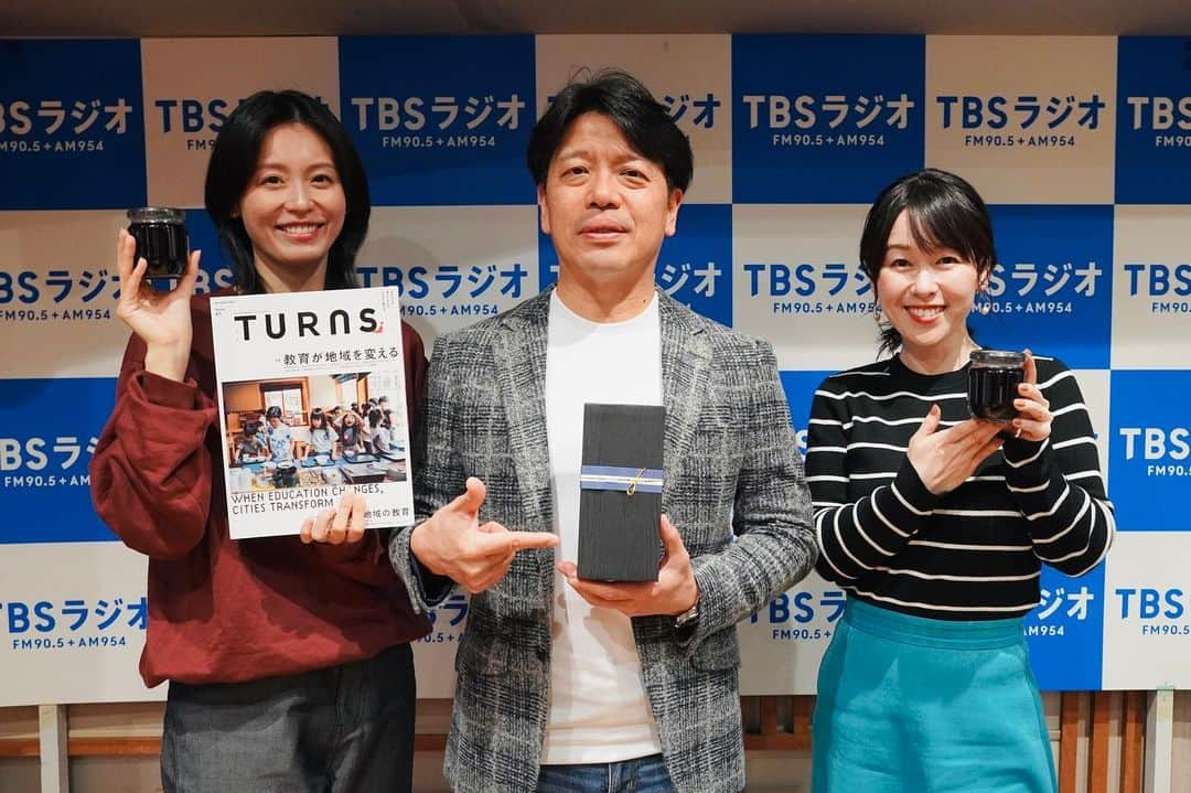 片桐千晶のインスタグラム：「⁑ 今日もTBSラジオ『ONE-J』ありがとうございました！ 月一レギュラーTURNSの堀口正裕さん、 三郎丸蒸留所の稲垣貴彦さんと✨  番組でご紹介した鹿児島県の“かのやカンパチ” 身がプリプリで脂がのって本当に美味しい...‼︎  放送終了後、じゃんけんで勝ち取った身は 我が家で無事に刺身＆カマの塩焼きになりました😆  #onej #TBSラジオ #TURNS #三郎丸蒸留所 #かのやカンパチ」