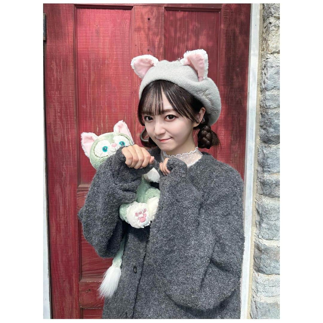 日比野芽奈さんのインスタグラム写真 - (日比野芽奈Instagram)「🐾🤍 . . . 実はこの髪型、 Dハロでアナの仮装をしていた 三つ編みをそのまま生かした ヘアアレンジになってます🐣 . . . よーく見ると荒まみれなので 見ちゃだめよ〜、、 . . . みんなご存知かもだけど、 ジェラちゃんたちの肉球、 ミッキーの形になっているの 最高にかわいいよね😌💞 . . . #ディズニーシー #東京ディズニーシー #東京ディズニーリゾート #ディズニー #ディズニーリゾート #ディズニーカチューシャ #ディズニーコーデ #ディズニーグッズ #夢の国 #夢が叶う場所 #ディズニー写真部 #ディズニー写真スポット #ジェラトーニ #ジェラトーニコーデ #ジェラトーニバウンド #ダッフィーフレンズ #ディズニー40周年 #ドリームゴーラウンド #ケープコッド #tokyodisneysea #tds #tokyodisneyresort #disney #disneysea #disneystyle #disneygoods #duffyfriends #gelatoni」11月19日 20時38分 - hibino_meina